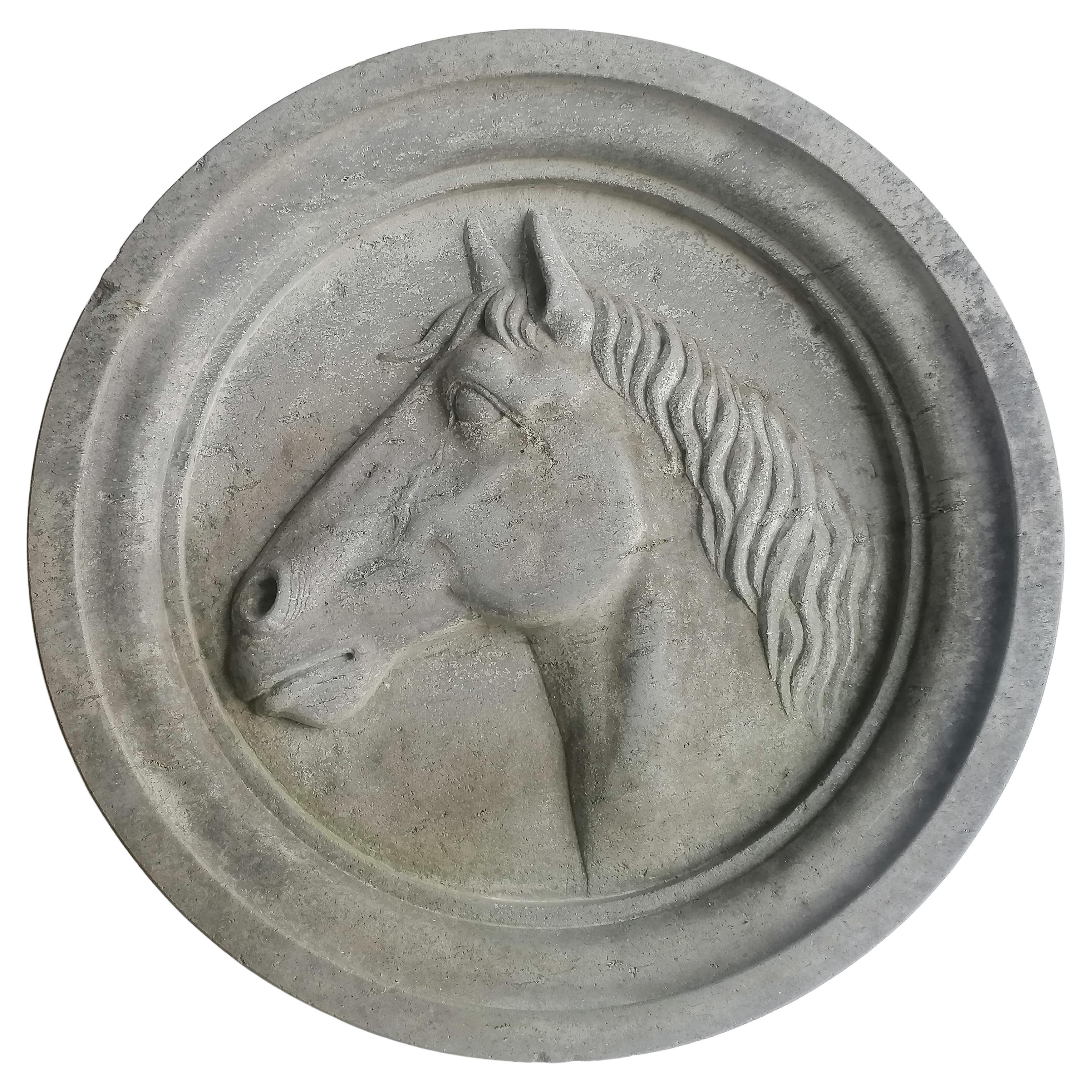 Altorilievo testa di cavallo scolpito in tondo di pietra -made in Italy