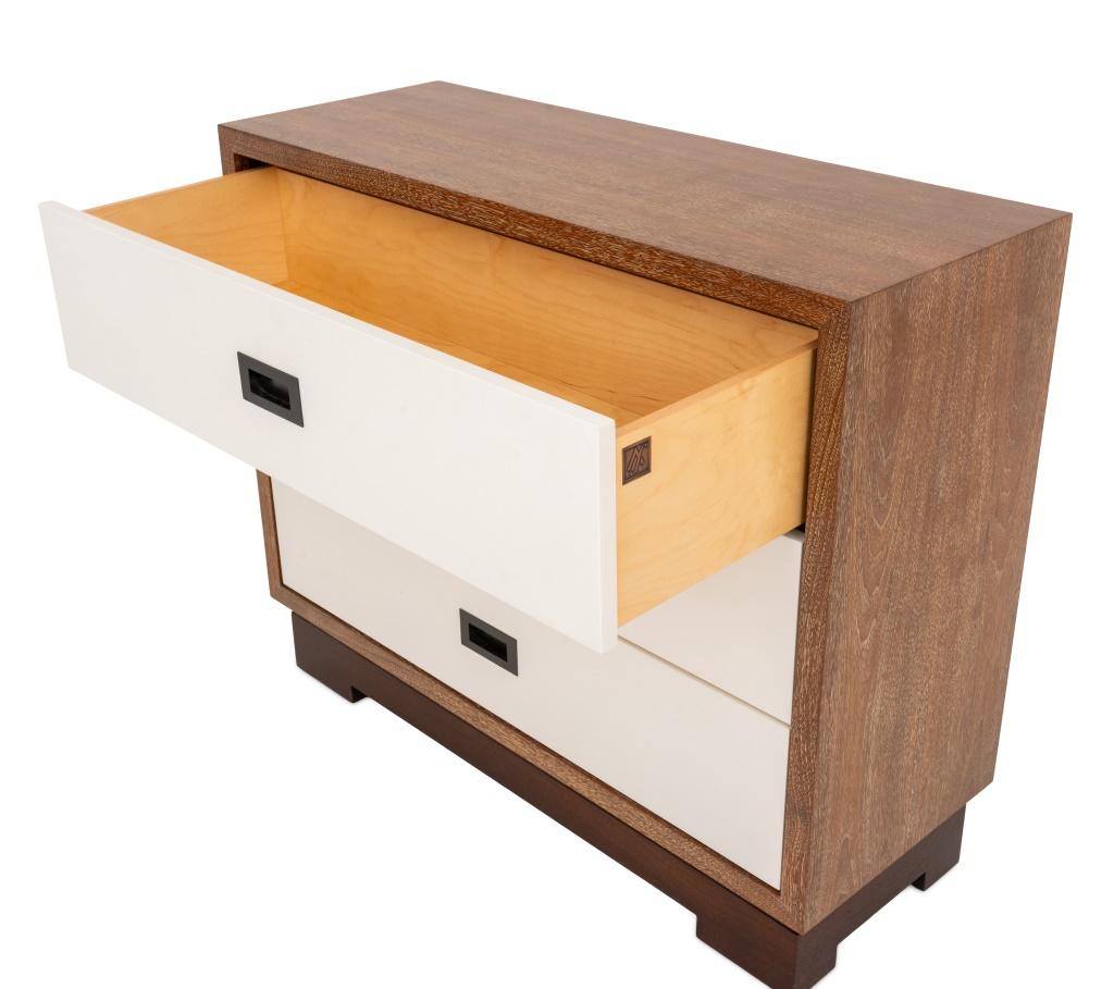 Cassettiera a tre cassetti in legno cerato di Altura Furniture, con facce bianche, etichetta con placca sul primo cassetto. 32