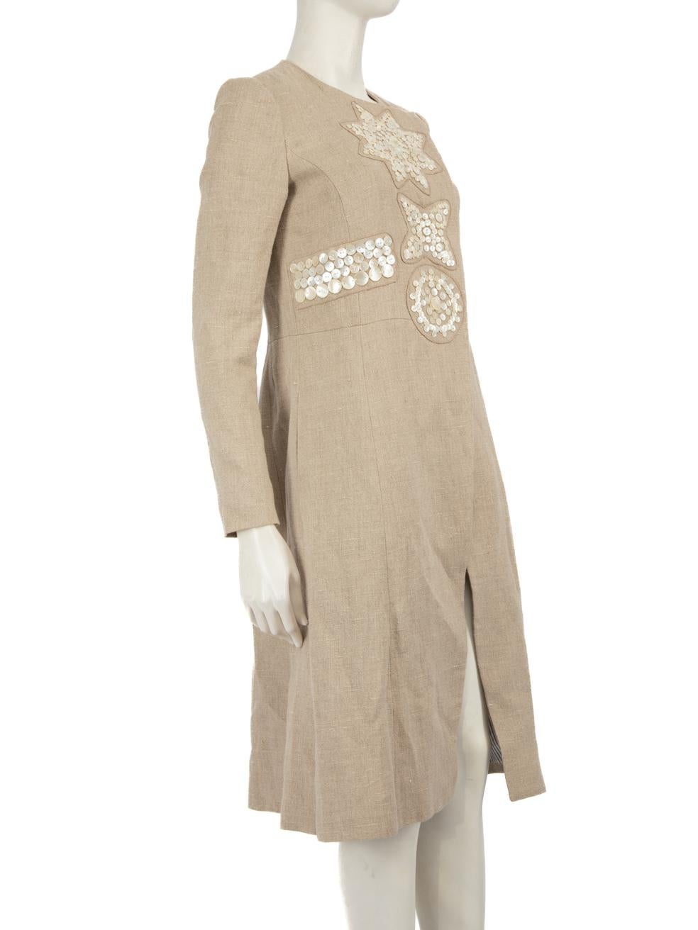 CONDIZIONE: molto buona. L'usura del cappotto è minima, il passante per appendere il cappotto è rotto e i bottoni sul davanti sono incrinati.
  
  Dettagli
  
  
  Beige 
  
  Lino 
  
  Cappotto lungo 
  
  Doppiopetto
  
  Maniche lunghe 
  
 