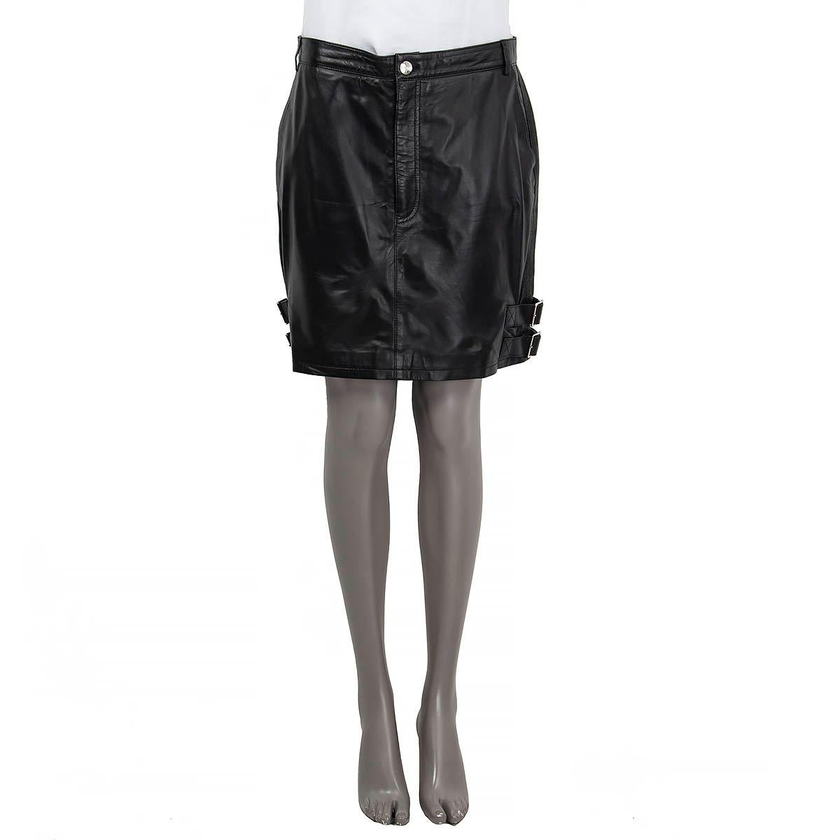100% authentic 100% authentic Altuzarra buckle skirt in black leather (100%). Features belt loops, two slit pockets on the front and on the back. Opens with a button and a zipper on the front. Lined in black polyester (100%). Has been worn and is in