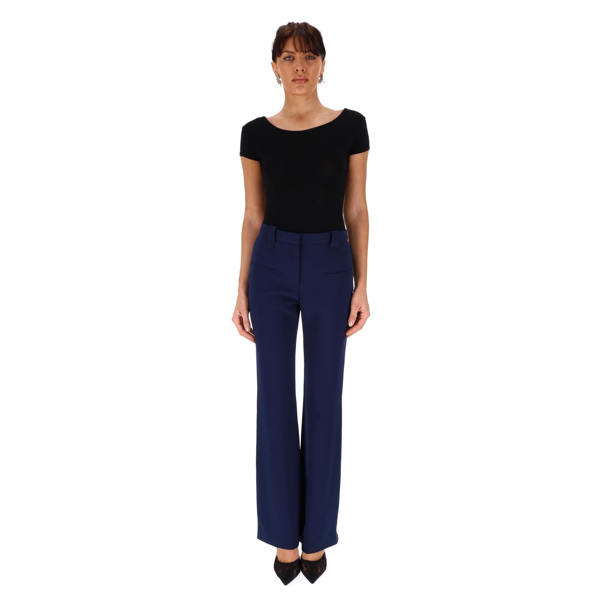 Altuzarra Bootcut-Hose mit ausgestelltem Bein

Marineblaue 'Serge'-Hose in schmeichelnder Passform, die an den Waden ausgestellt ist.

Hohe Taille mit Gürtelschlaufen und verdecktem Reißverschluss und Riegelverschluss.

Rrp £590

Größe -