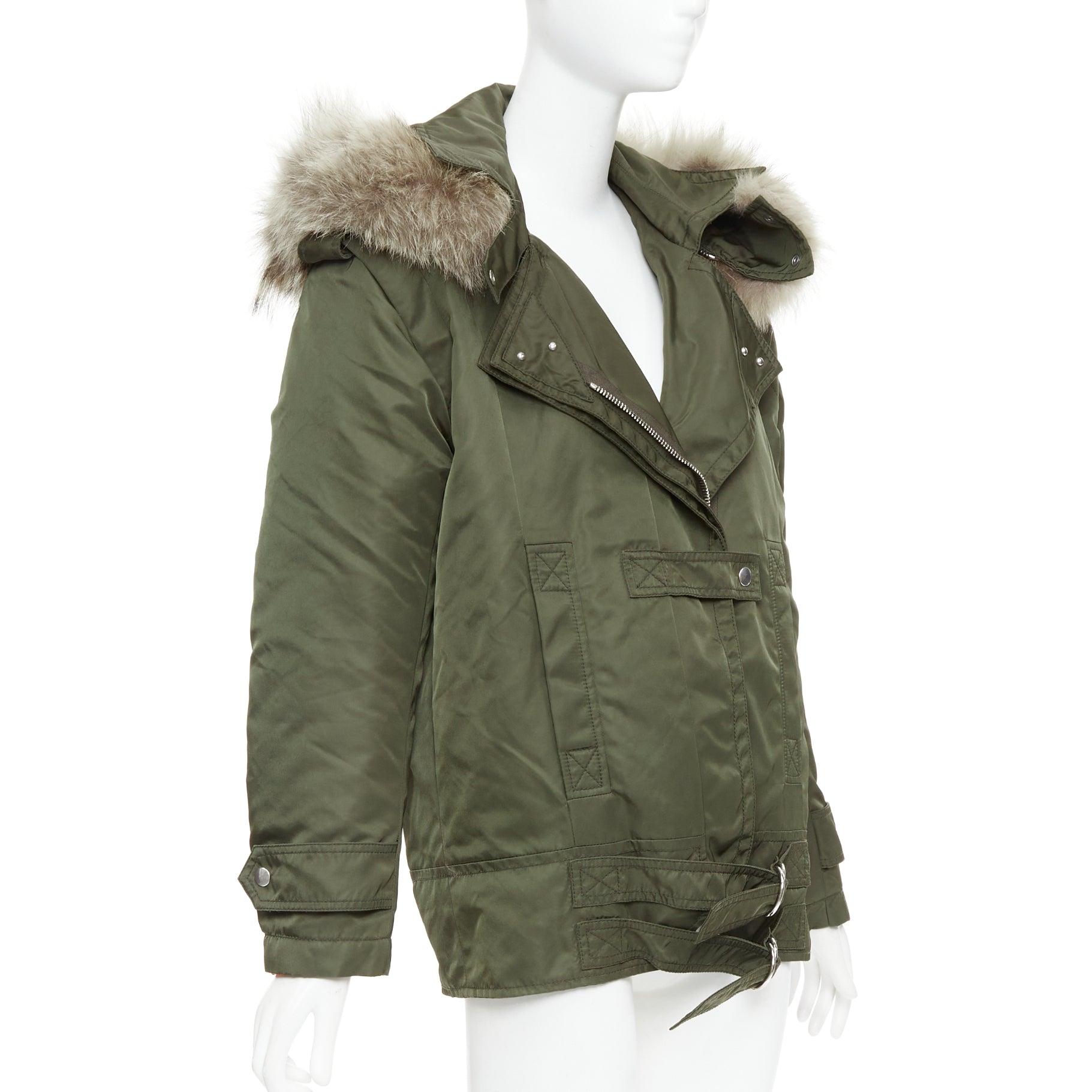 ALTUZARRA Parka utilitaria de Chipre con capucha ribeteada en piel y hebilla de nailon verde FR36 S en Excelente estado para la venta en Hong Kong, NT