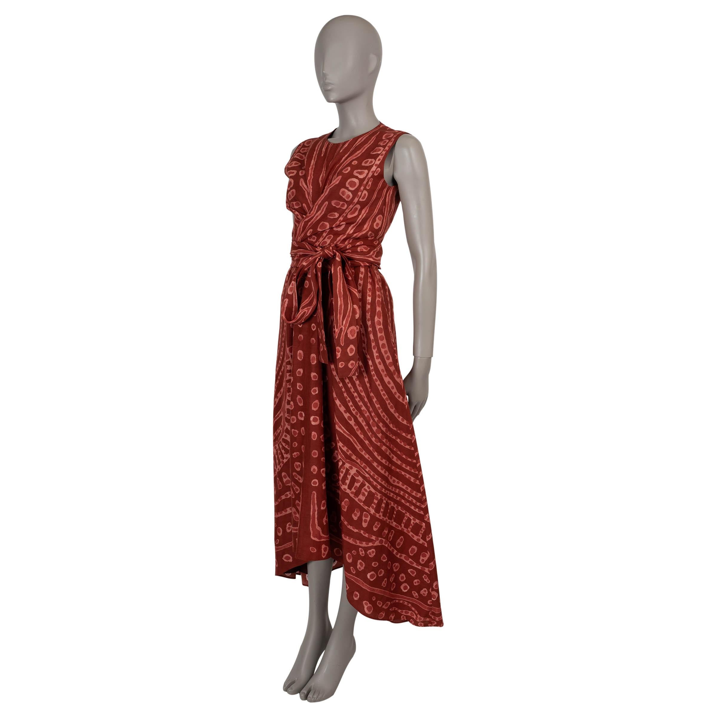 Este vestido Altuzarra Pembina 100% auténtico de lyocell rojo y lino con estampado étnico desprende elegancia sin esfuerzo. Diseñado con una silueta ajustada sin mangas, cae hasta una elegante longitud maxi, ceñida a la cintura con un cinturón
