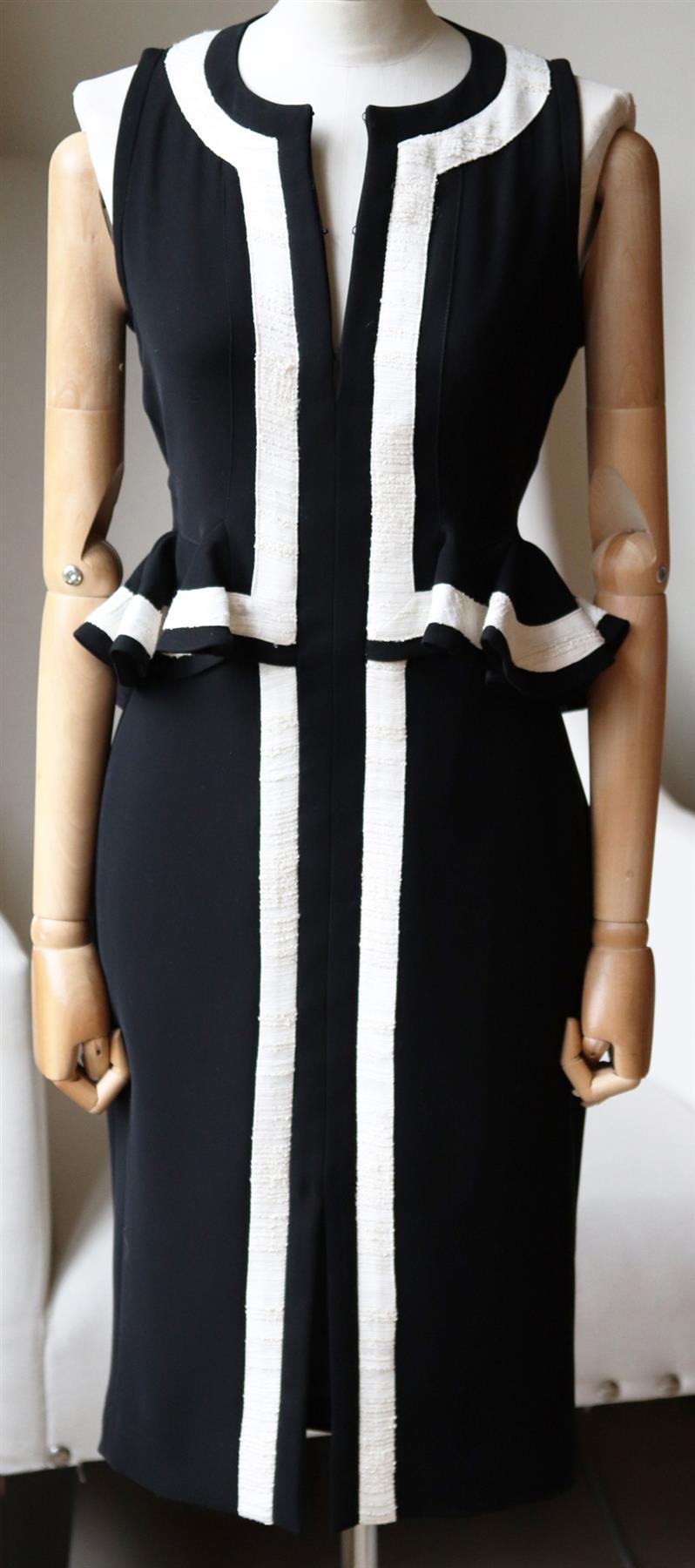 Dieses Altuzarra-Kleid wurde aus schwarzem Satin mit elfenbeinfarbenem Tweed-Detail gefertigt. Das Schößchen an der Taille betont Ihre Silhouette und lässt Sie vom Büro zum Abend gehen. 
Schwarzer Satin und weißer Tweed. 
Offener Reißverschluss am