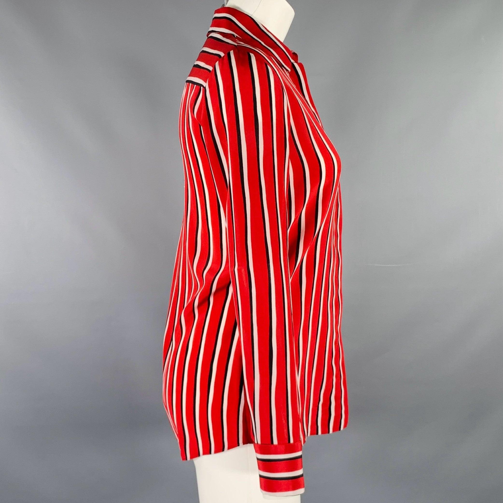 ALTUZARRA lässiges Oberteil
aus rotem Seidenstoff mit schwarz-weißem Streifenmuster, einer Tasche und verdecktem Knopfverschluss. Made in Italy. sehr guter gebrauchter Zustand. Kleiner Fleck auf der Vorderseite. So wie es ist. 

Markiert:   34