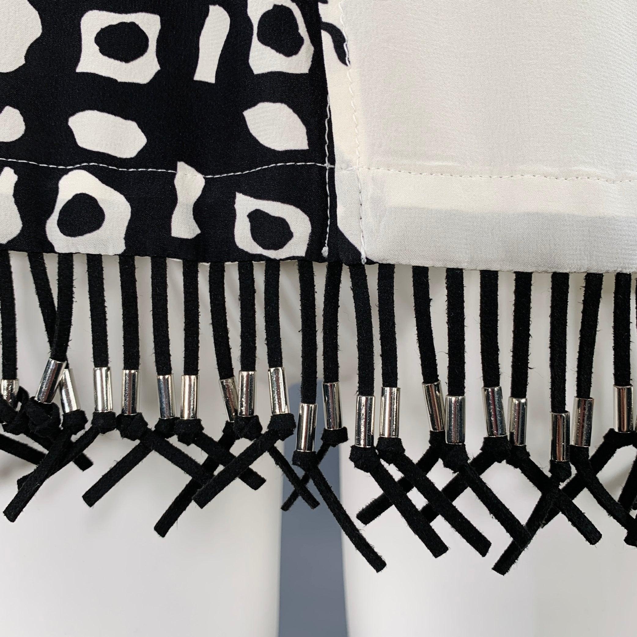 Top casual Altuzarra
in tessuto nero e crema, senza maniche, con motivo astratto, coulisse in vita e frange con perline. Buone condizioni d'uso. Diversi segni, alcune perline mancanti sulla frangia. Così com'è. 

Contrassegnato:   IT 42, cartellini
