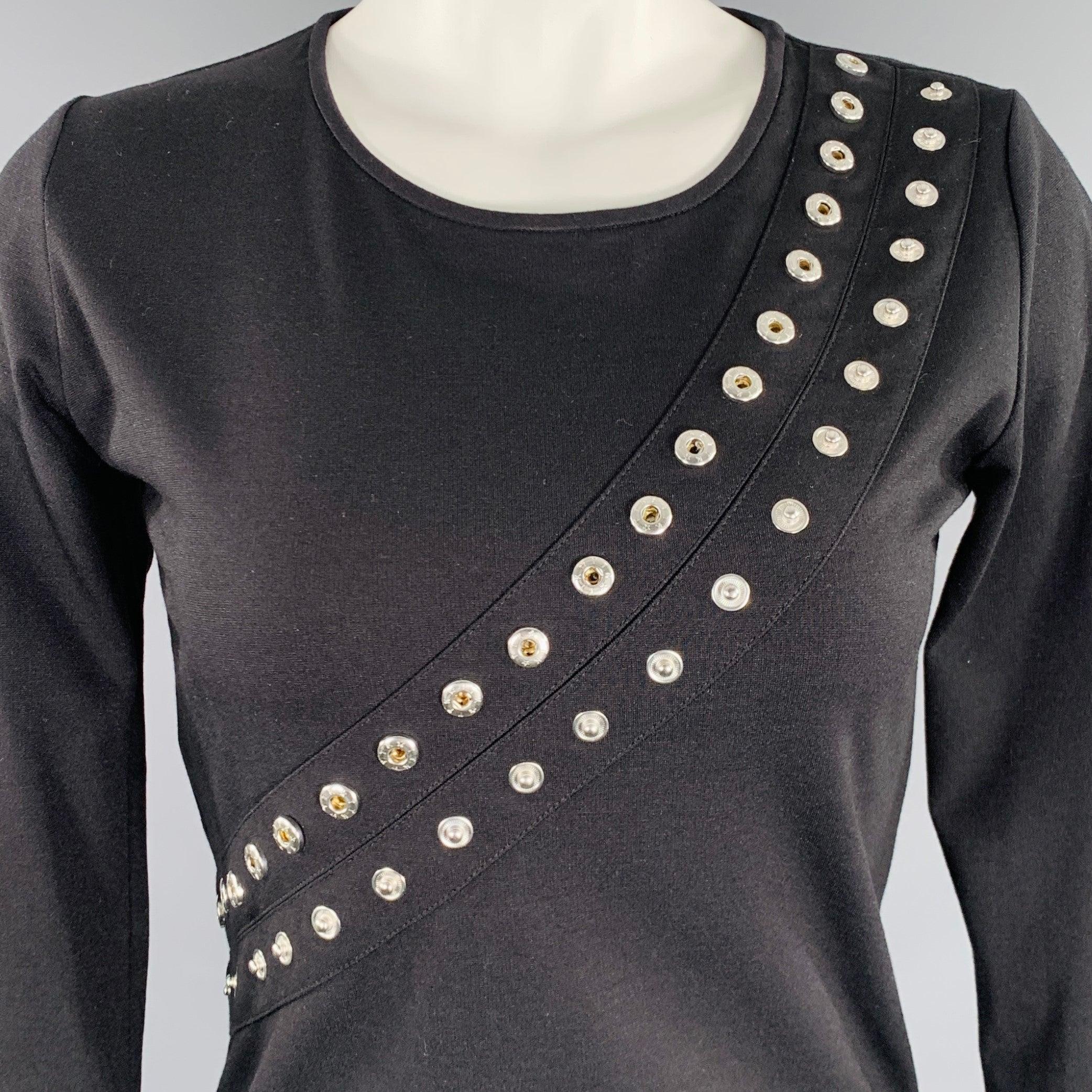 Pull ALTUZARRA
en jersey de viscose noir, avec deux rangées de clous métalliques argentés sur le devant, des manches longues et un col ras du cou.Excellent état d'occasion. 

Marqué :   XS 

Mesures : 
 
Épaule : 13.5 inches Buste : 32 inches
