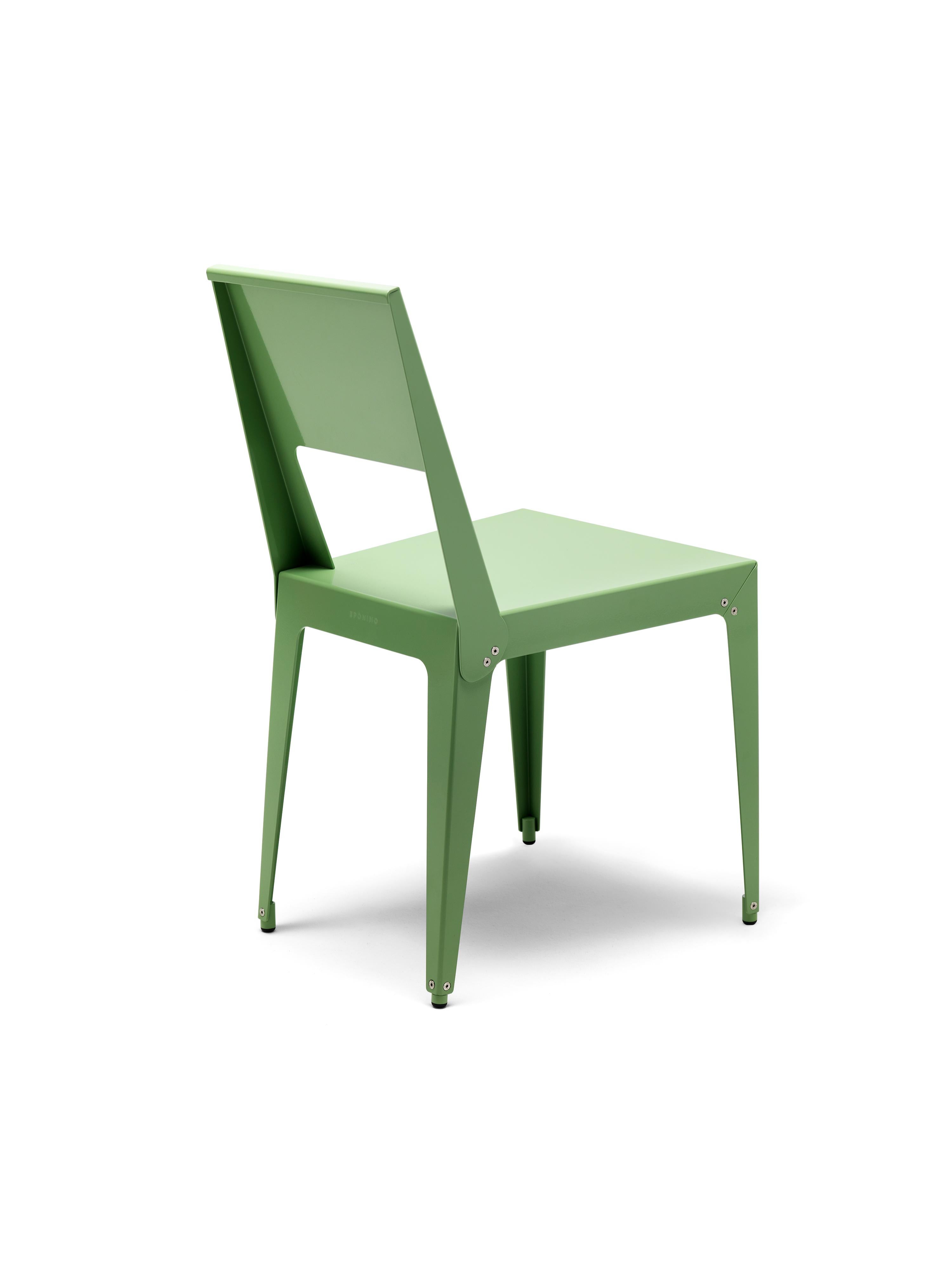 Aluchair reprend la forme de l'archétype de la chaise en bois, mais elle est en métal massif : le corps est créé par l'assemblage mécanique de deux feuilles d'aluminium habilement pliées. Aucune soudure n'intervient dans le processus de fabrication