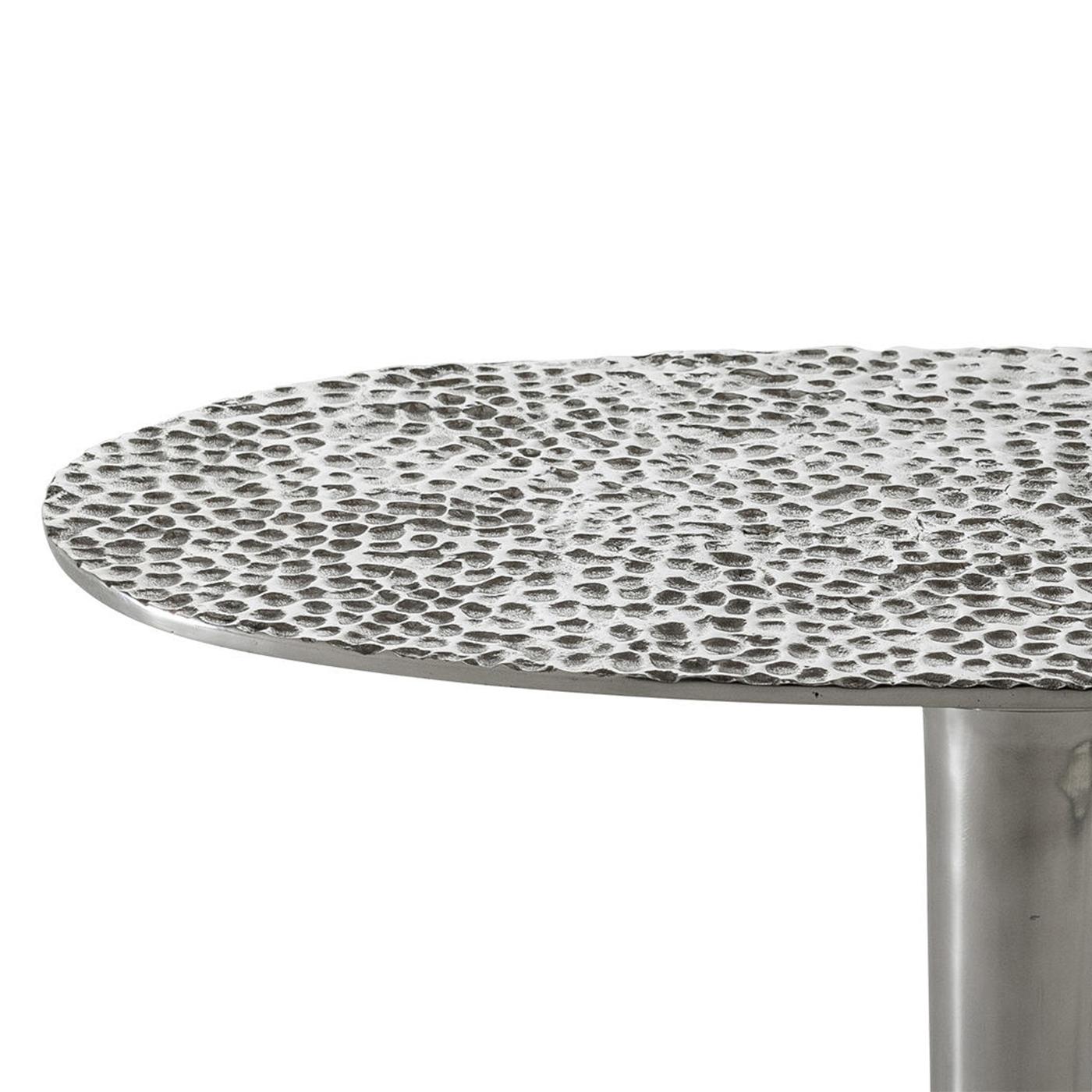 Side table Alu drops in polished casted
aluminium. Hand-hammered aluminium.