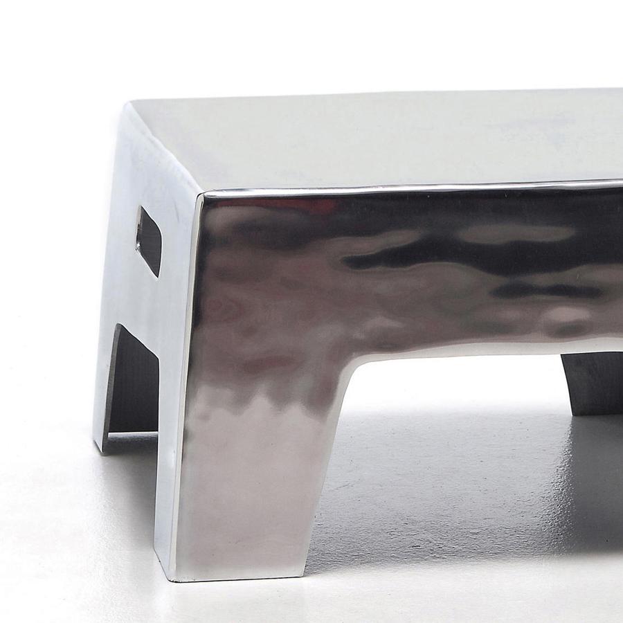 Table d'appoint Alu avec structure en aluminium poli.
Pour une utilisation intérieure ou extérieure. Avec couvercle de protection
inclus. Egalement disponible en tabouret Alu.
