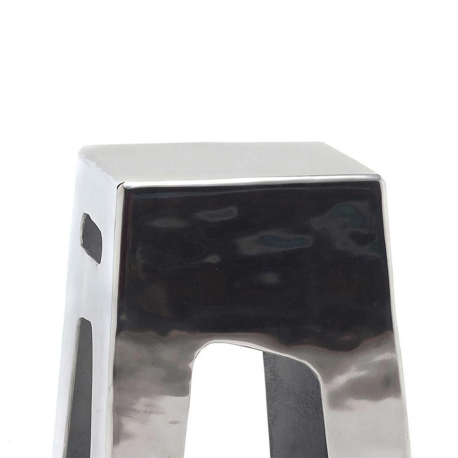 Stool Alu with structure in polished aluminium.
For indoor or outdoor use. With protection cover
included. Also available in Alu side table.