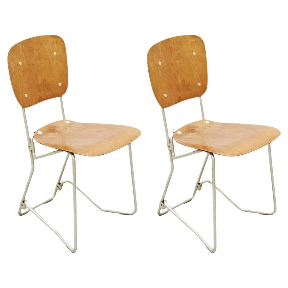 Stapelbare Aluflex-Stühle von Armin Wirth für Aluflex, Schweiz, 1950er Jahre.

Seltene Erstausgabe von zwei Stühlen.

In gutem Originalzustand mit geringen alters- und gebrauchsbedingten Abnutzungserscheinungen, die eine schöne Patina erhalten