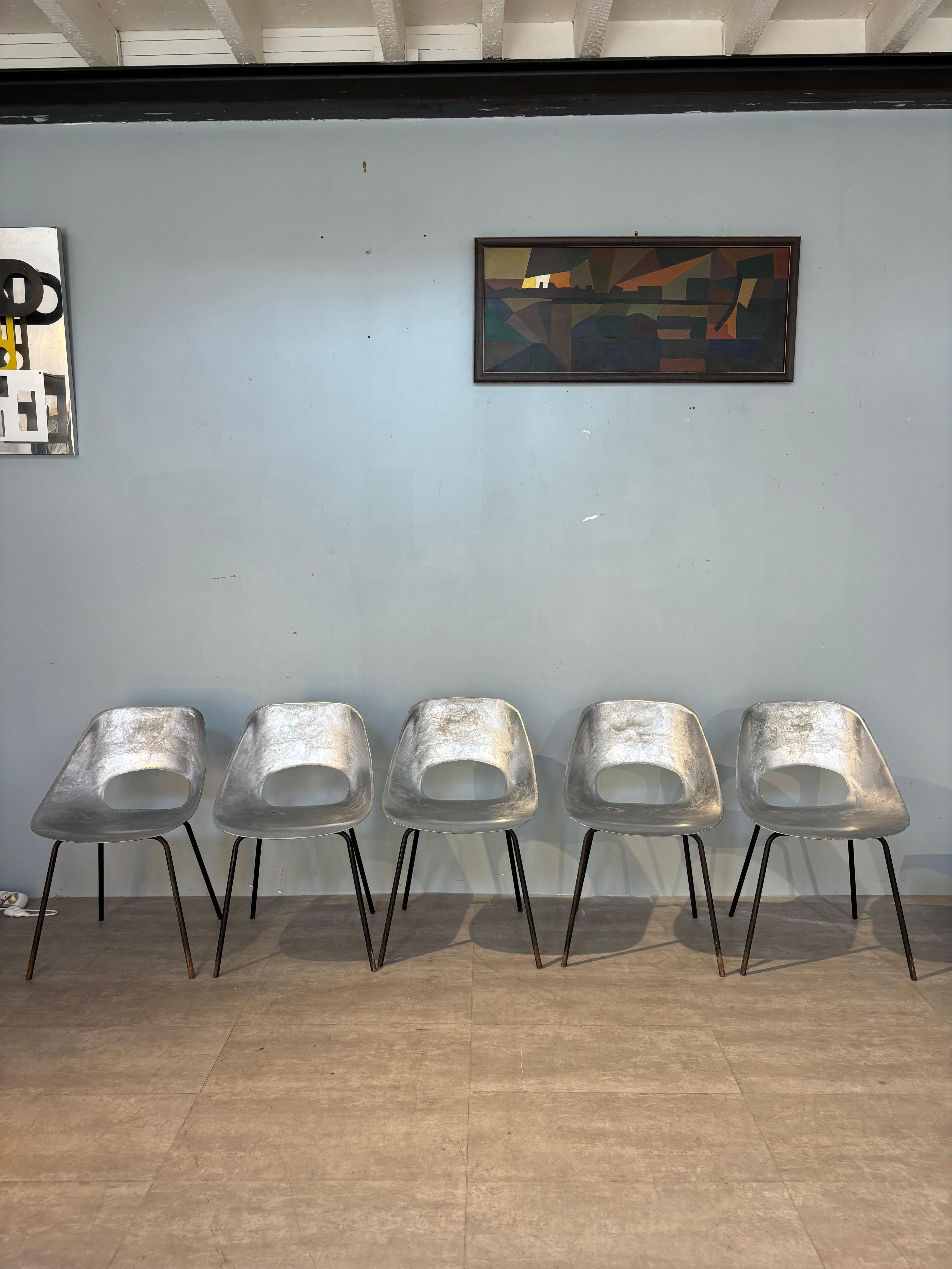 Série de cinq chaises tulipes par Pierre Guariche édition Steiner, vers 1954