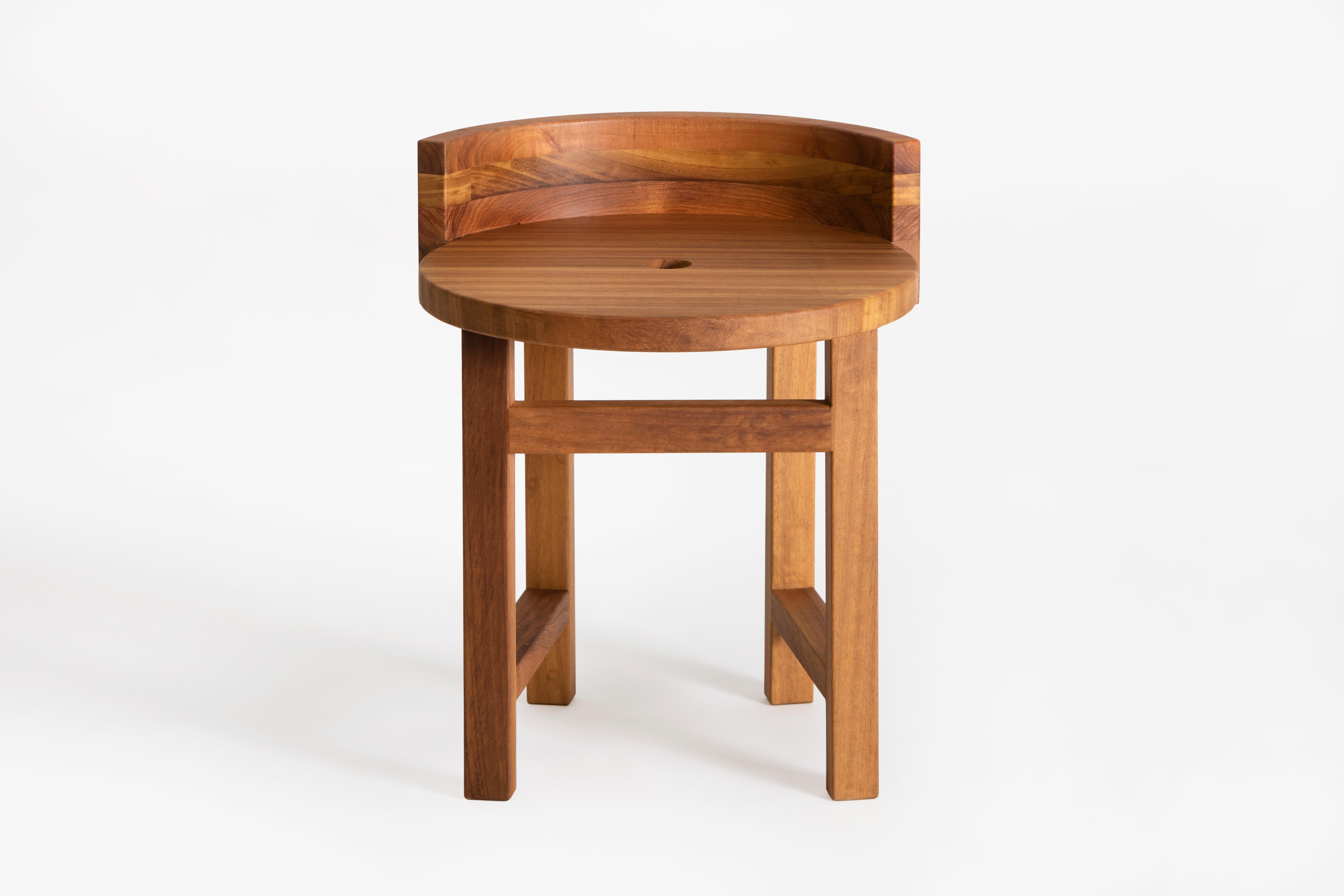 Sgabello in legno Alumina di Studio A Gameiro
Dimensioni: P 47 x L 46 x H 54 cm.
Materiali: Legno di acácia e legno di kambala.

Studio Gameiro è un'agenzia innovativa, multidisciplinare e focalizzata sul design, specializzata nell'esplorare le