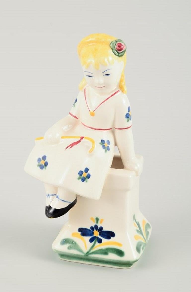 Aluminia Kinderhilfsfigur der Hirtin von 1954.
Die Kinderhilfsfiguren wurden von Herluf Jensenius in einem meisterhaften Stil entworfen und von Hans Henrik Hansen (1941-1965) gestaltet.
Maße H 17,0 cm. x T 8,0 cm.
In ausgezeichnetem