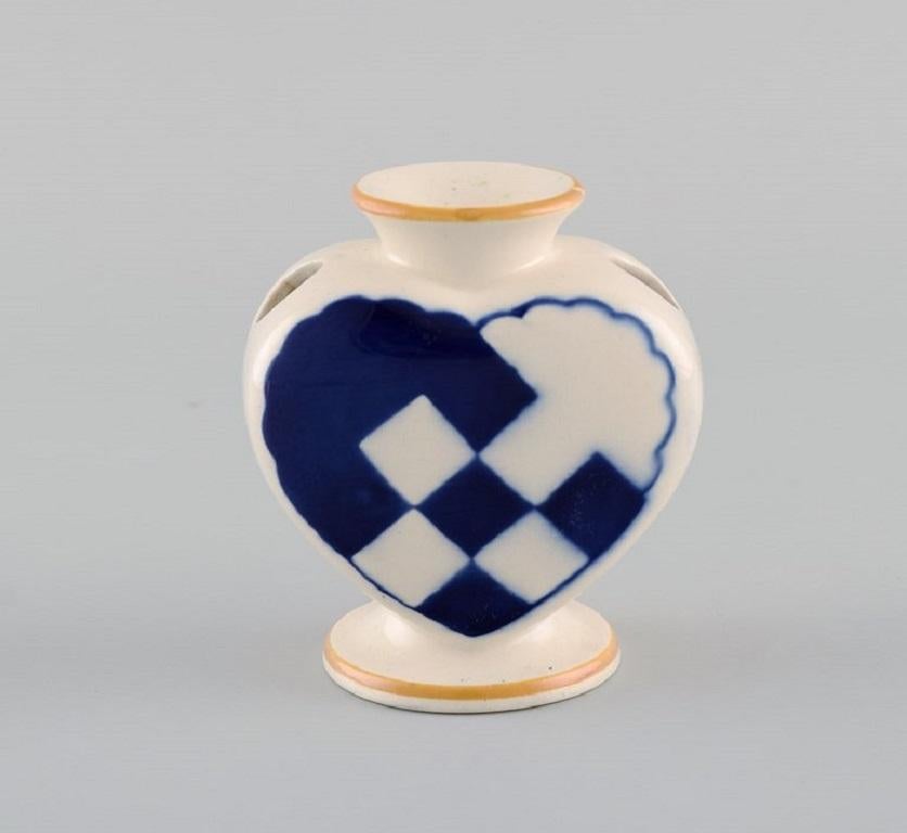 Aluminia Christmas heart vase / candle holder in blue faience.
Measures: 7.7 x 7 cm.
In excellent condition.
Stamped.