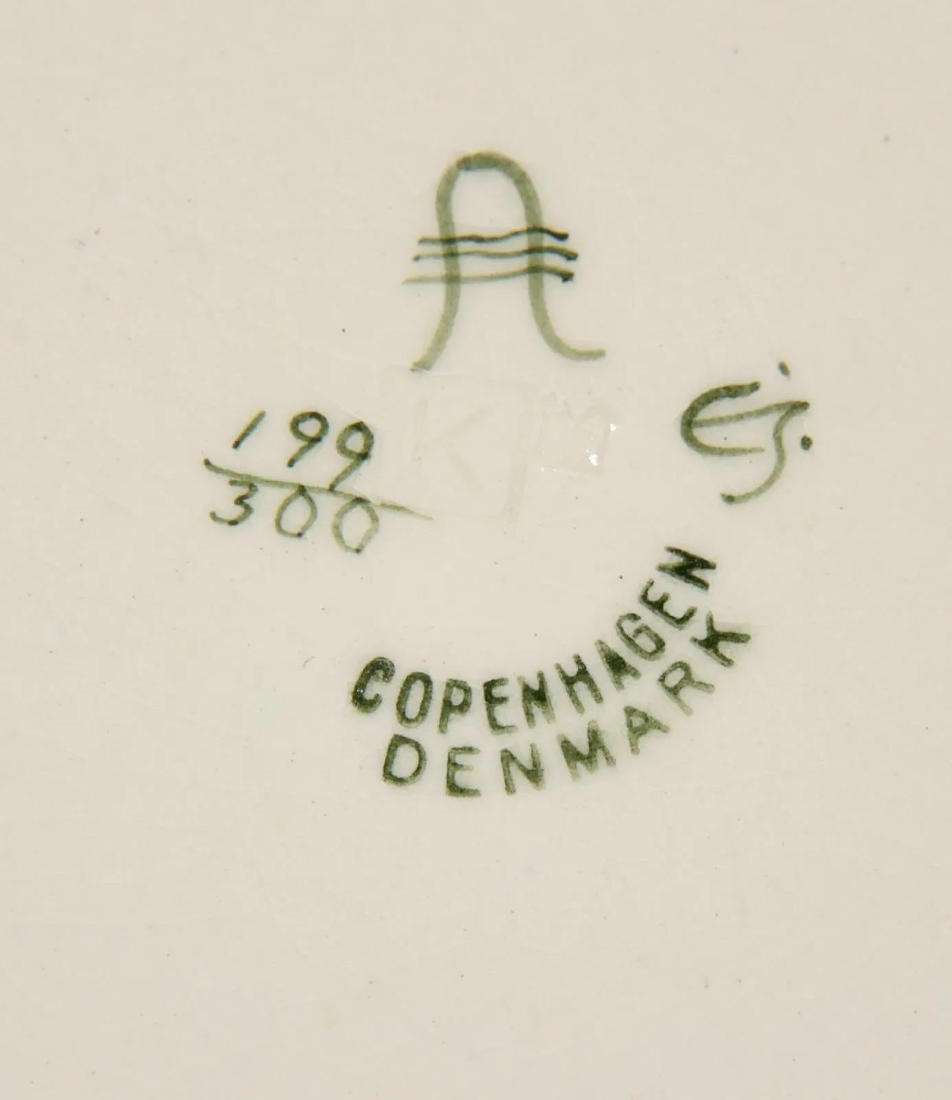 Art déco Aluminia Copenhagen, plat creux avec décoration de queue de paon polychrome, signé en vente