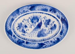 Aluminia, Danemark. Plat ovale et deux assiettes en faïence. Motif paon.