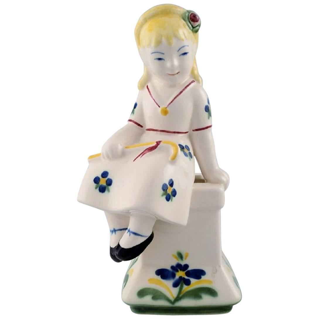 Aluminia, Danemark, rare figurine d'enfant en train d'être bergere, 1954