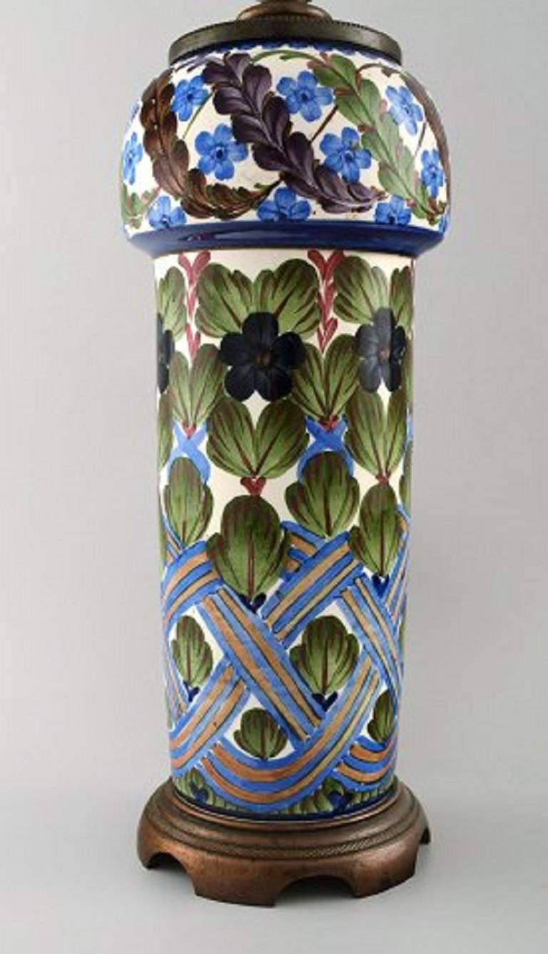 Tischlampe aus Aluminia-Fayence, handbemalt mit floralen Motiven.
Maße: Gesamthöhe 56 cm.
In perfektem Zustand. Gestempelt,
um 1910.