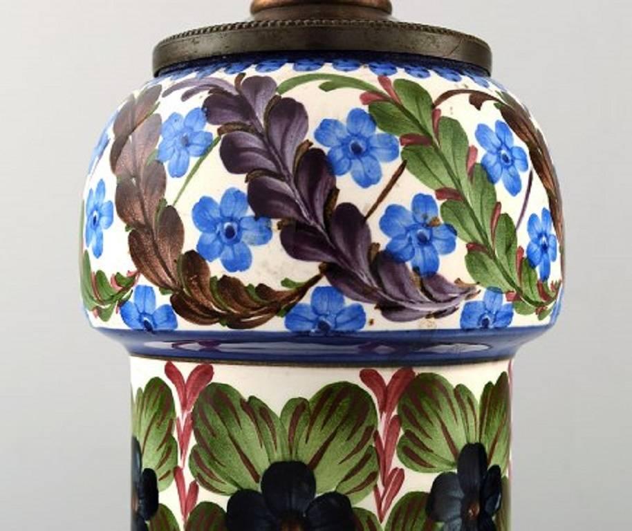 Aluminia Fayence-Tischlampe aus Aluminium, handbemalt mit floralen Motiven (Art nouveau) im Angebot