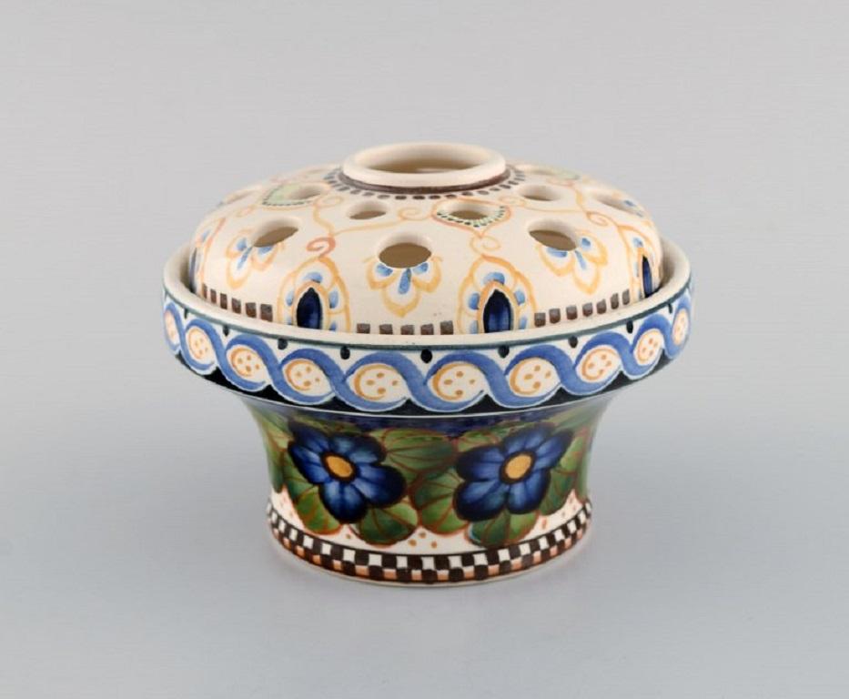 Aluminia faience vase with hand-painted flowers. Approx. 1910.
Measures: 14 x 10 cm.
In excellent condition.
Stamped.