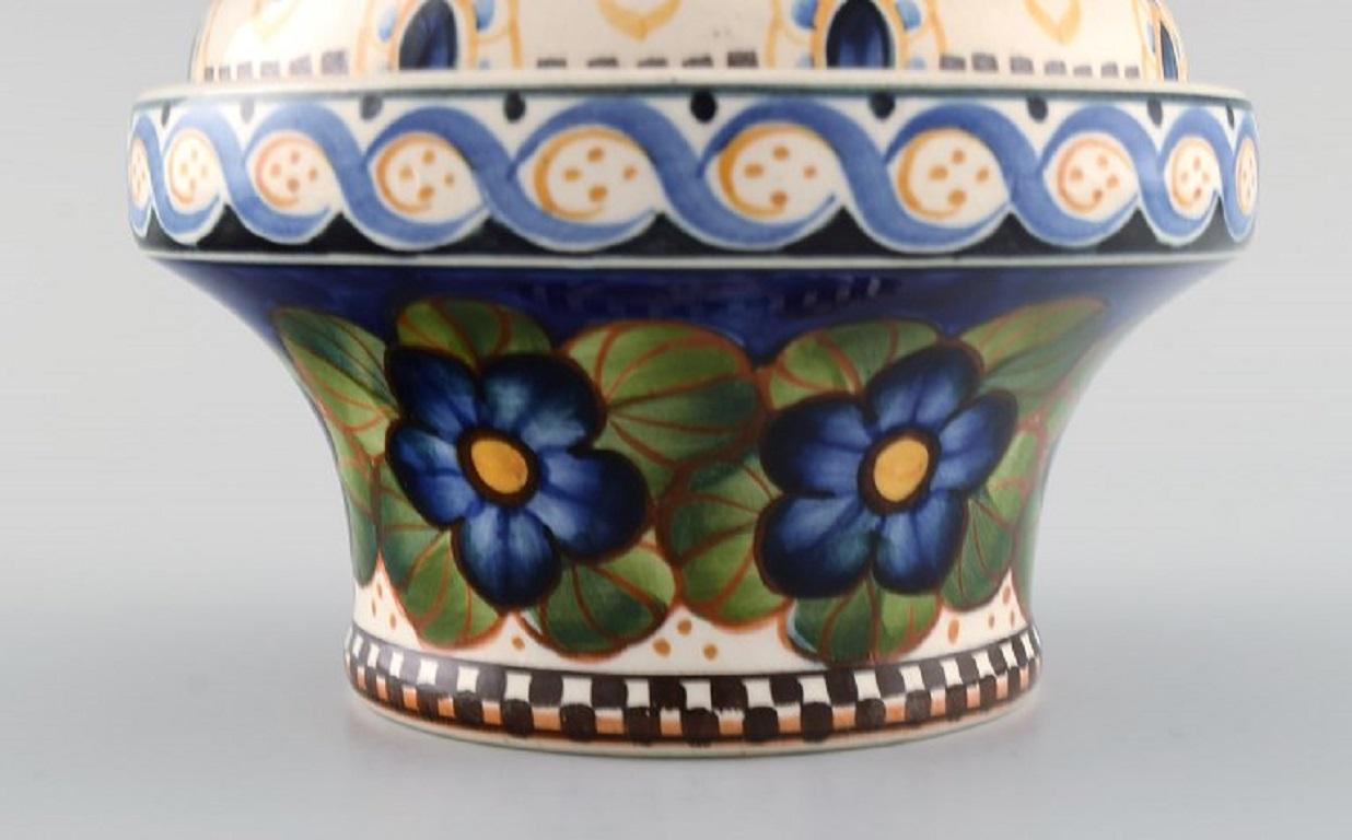 Début du 20ème siècle Vase en faïence Aluminia avec fleurs peintes à la main, vers 1910 en vente