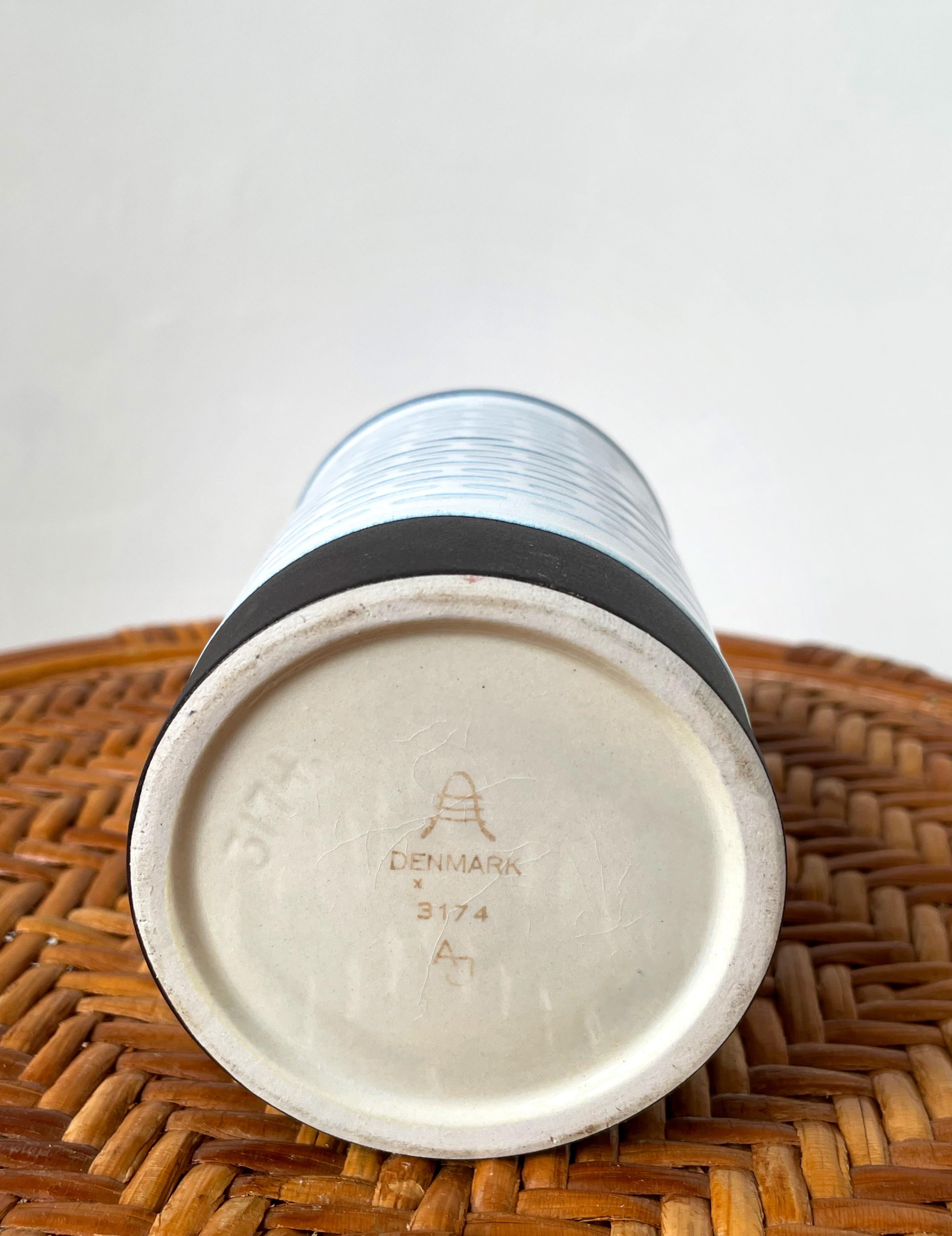 Dipinto a mano Vaso scandinavo in porcellana Aluminia, azzurro, bianco e marrone, anni '50 in vendita