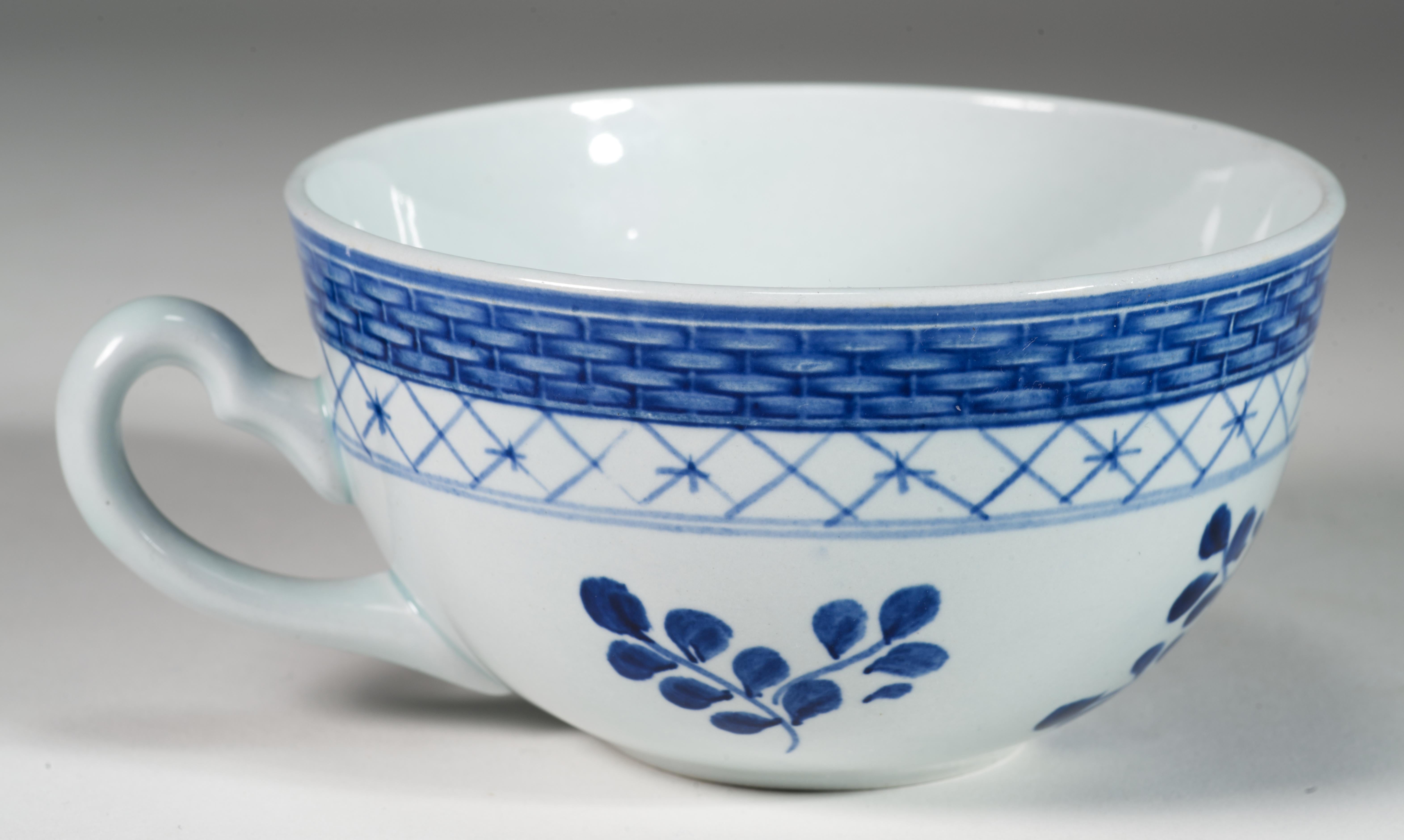 Aluminia Royal Copenhagen Set of 5 Tranquebar Cups and Saucers, 1914-1969 For Sale 1
