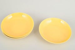 Aluminia. Set di tre piatti grandi e profondi in maiolica. Serie "Confetti", metà del XX secolo.