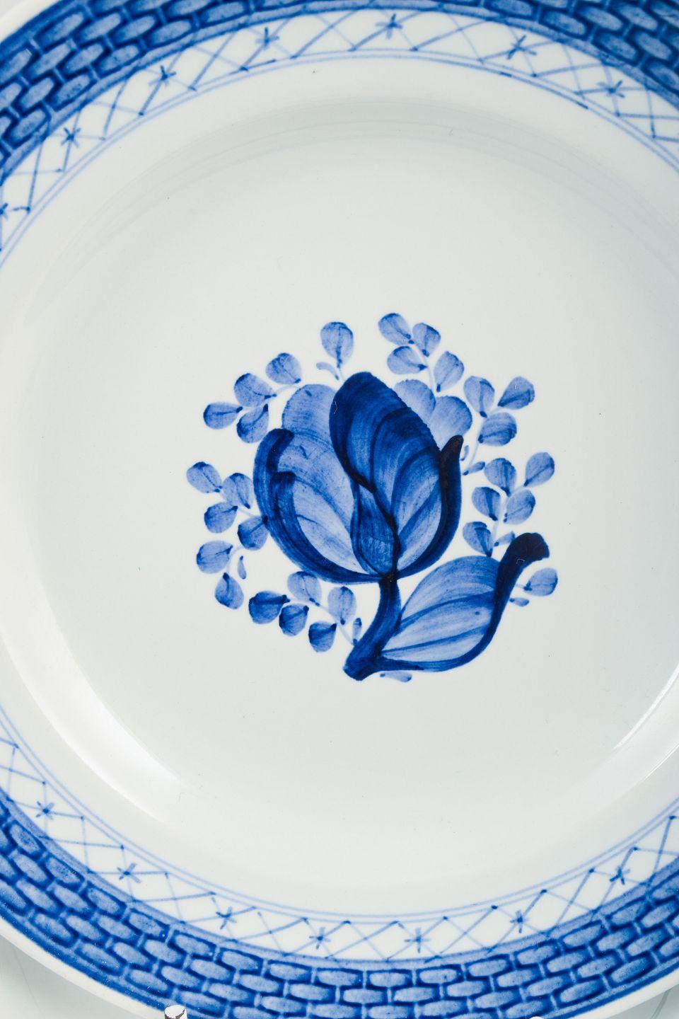 Danois Aluminia, Tranquebar. 14 plaques en faïence à décor bleu. Milieu du 20e siècle. en vente