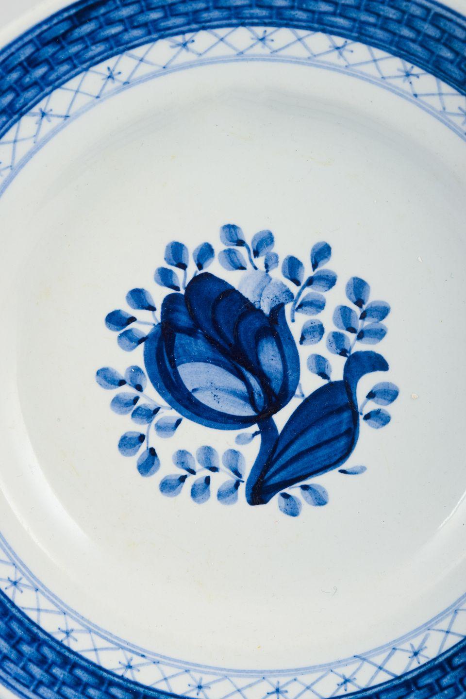 Danois Aluminia, Tranquebar. 15 assiettes en faïence à décor bleu.Mid-20th C. en vente