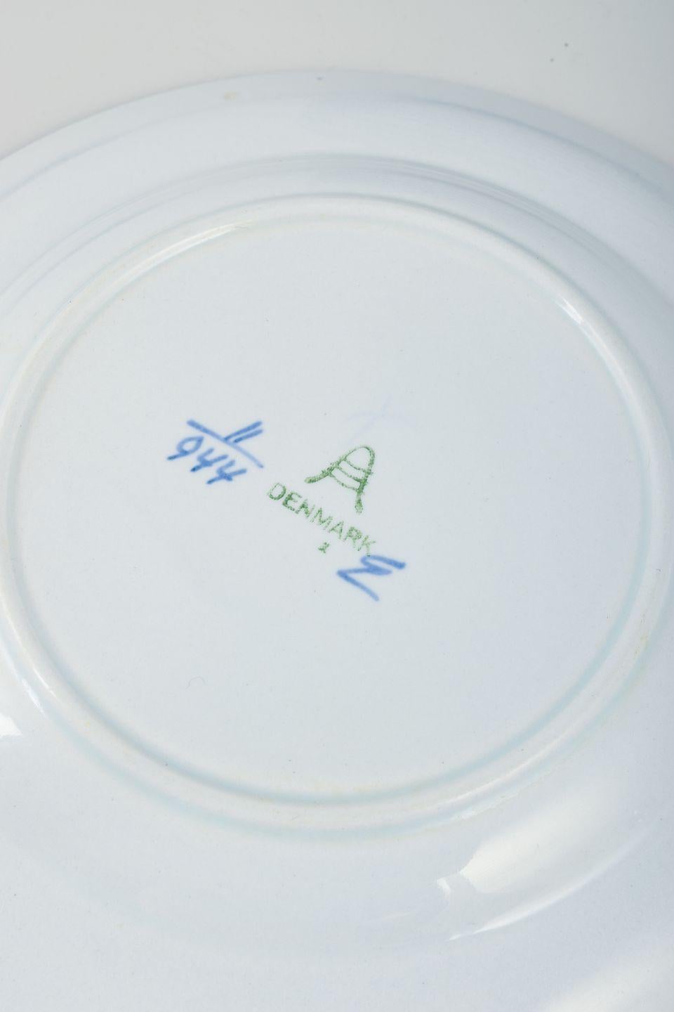 Vernissé Aluminia, Tranquebar. 15 assiettes en faïence à décor bleu.Mid-20th C. en vente