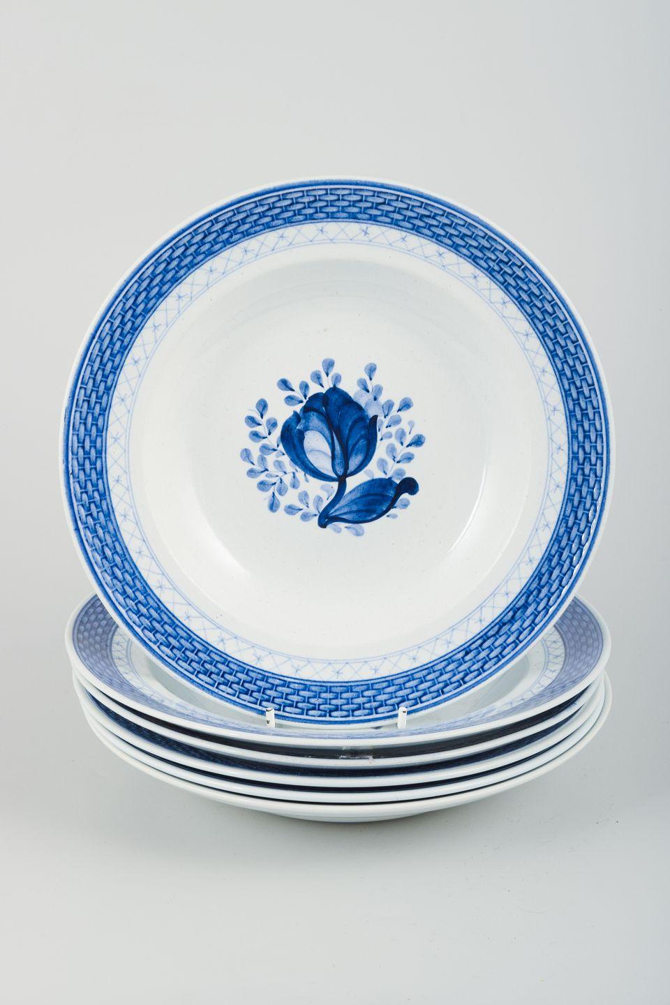 Aluminia, Tranquebar. Six assiettes creuses en faïence à décor bleu.