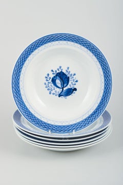 Aluminia, Tranquebar. Six assiettes creuses en faïence à décor bleu.