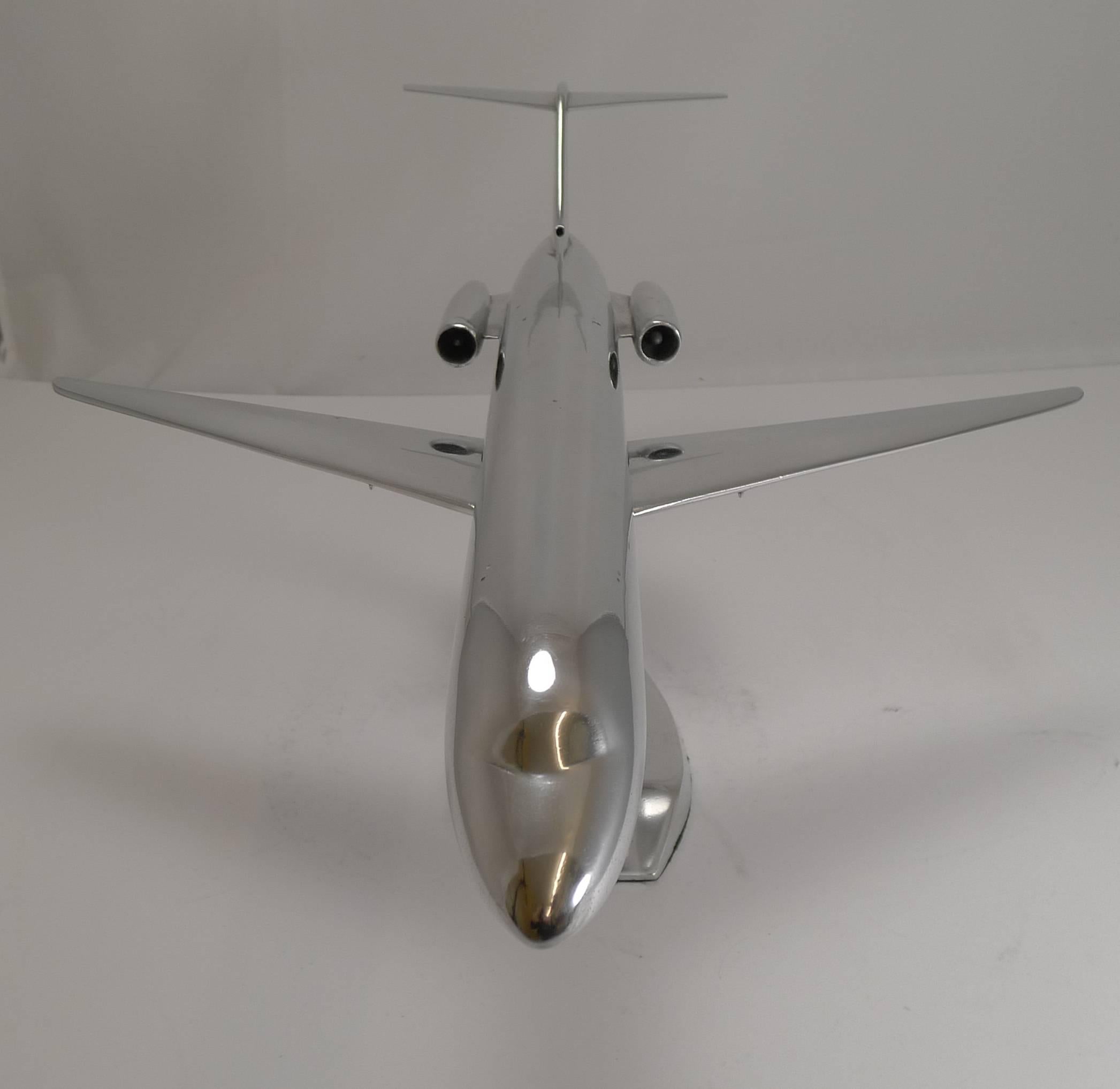 Une belle maquette d'avion en aluminium poli, de grande collection, montée sur un socle amovible.

Le McDonnell Douglas DC-9 a volé pour la première fois en 1965.

Une excellente pièce d'art du milieu du siècle, parfaite pour le bureau. En