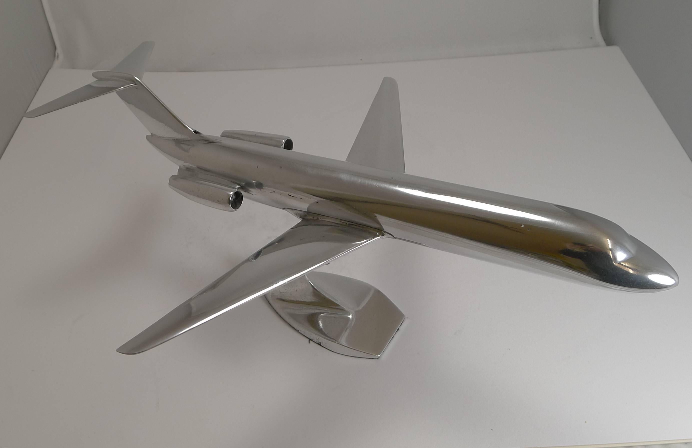 Mid-Century Modern Modèle d'avion en aluminium McDonnel Douglas DC-9