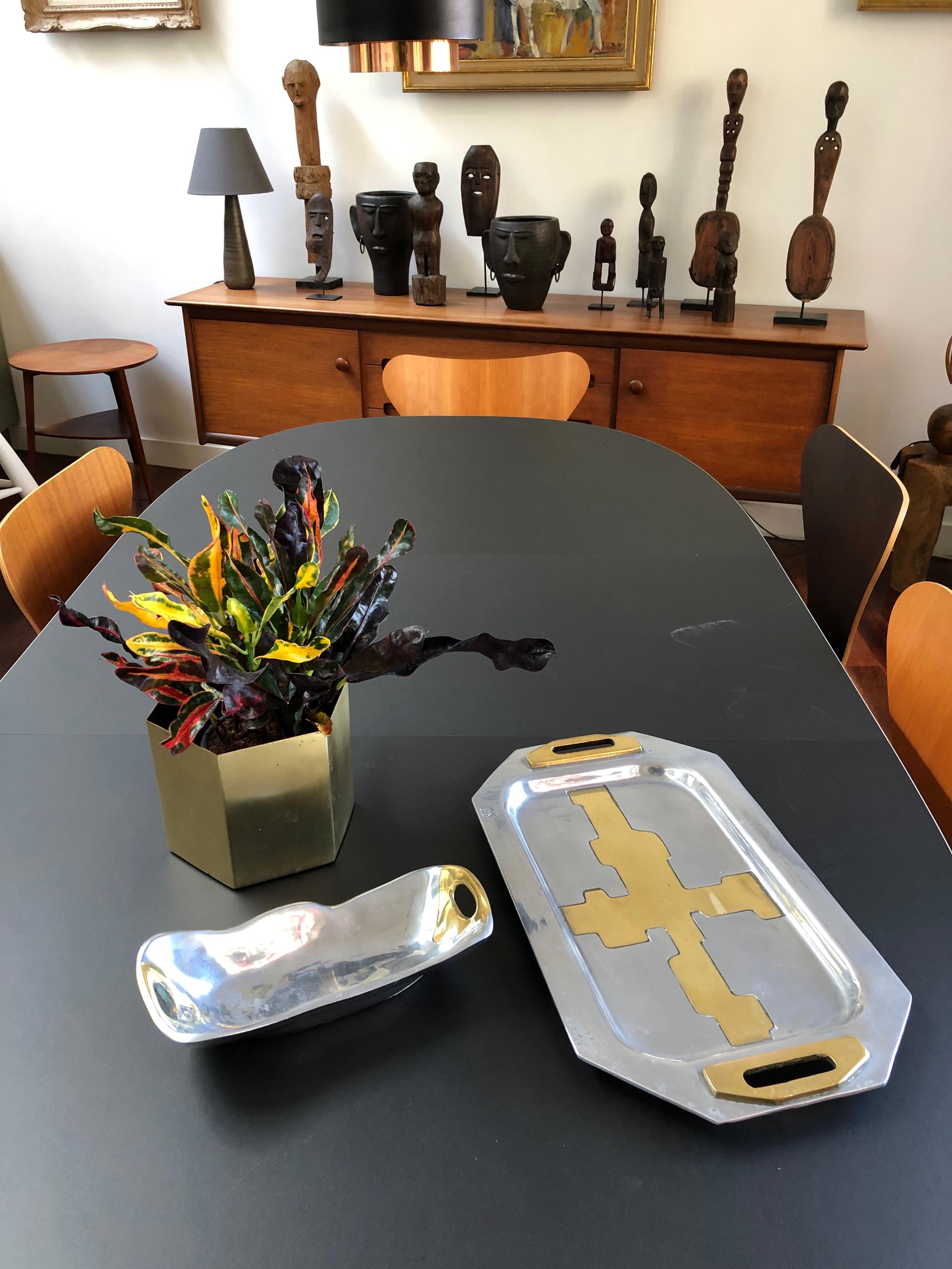 Aluminium and brass brutalist style tray by David Marshall, circa 1970s. This tray is different than many of Marshall's works in that it is symmetrical overall rather than organically irregular. The brass handles at the ends visually uplift the