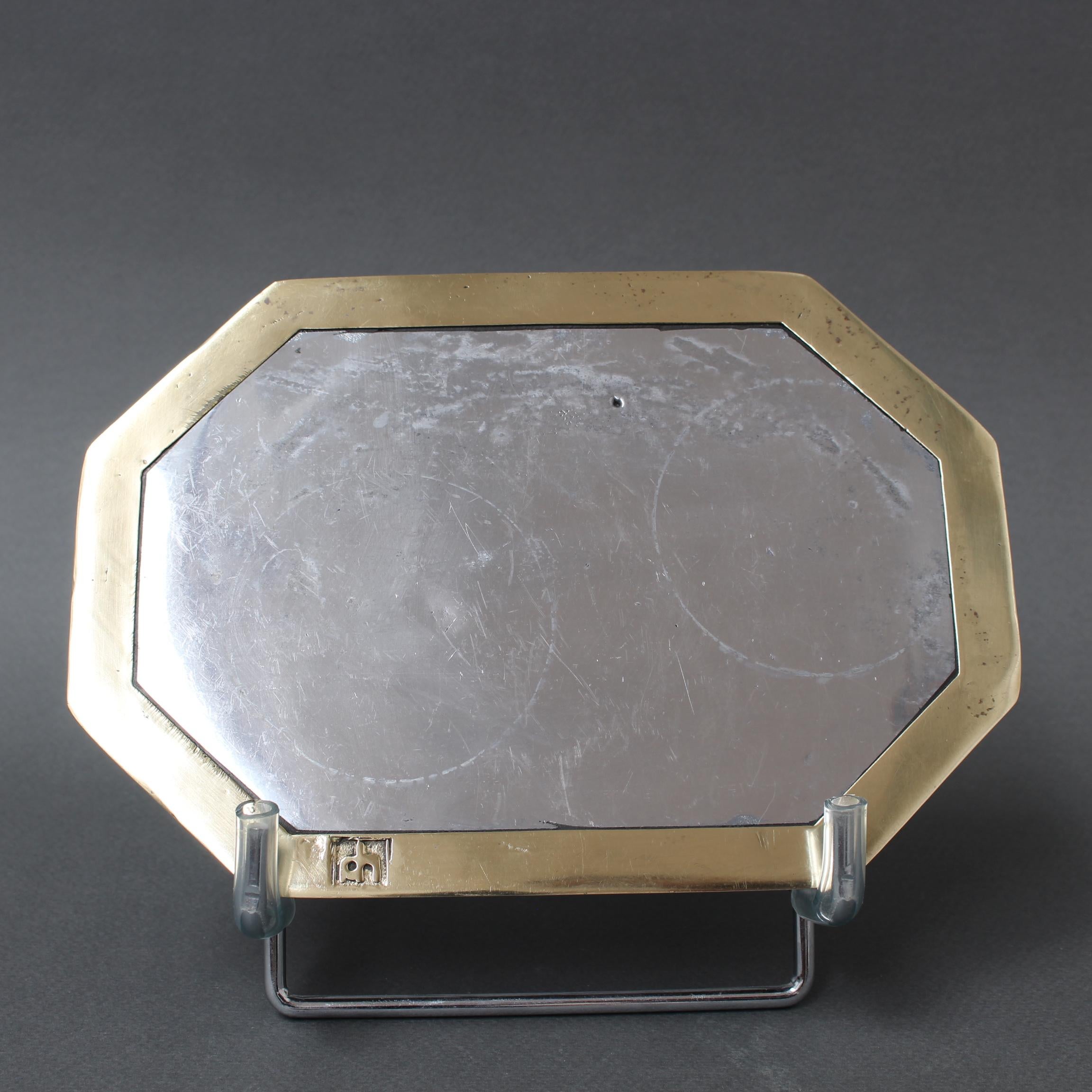 Una pequeña bandeja de aluminio y latón (hacia la década de 1980) de David Marshall es pesada para su tamaño y maravillosamente táctil, con la marca del fabricante impresa en la superficie de latón. Esta pieza es un octógono plano con bordes de