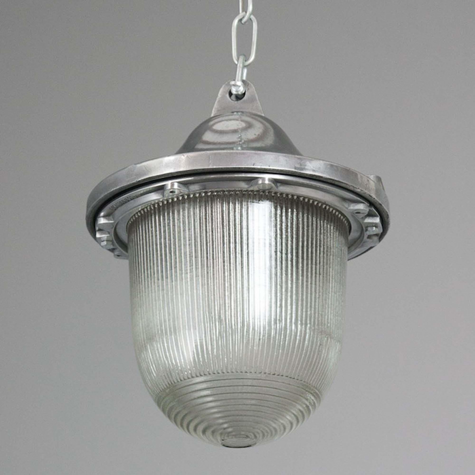 Polacco Lampada a sospensione industriale in alluminio e vetro prismatico di Polam in vendita