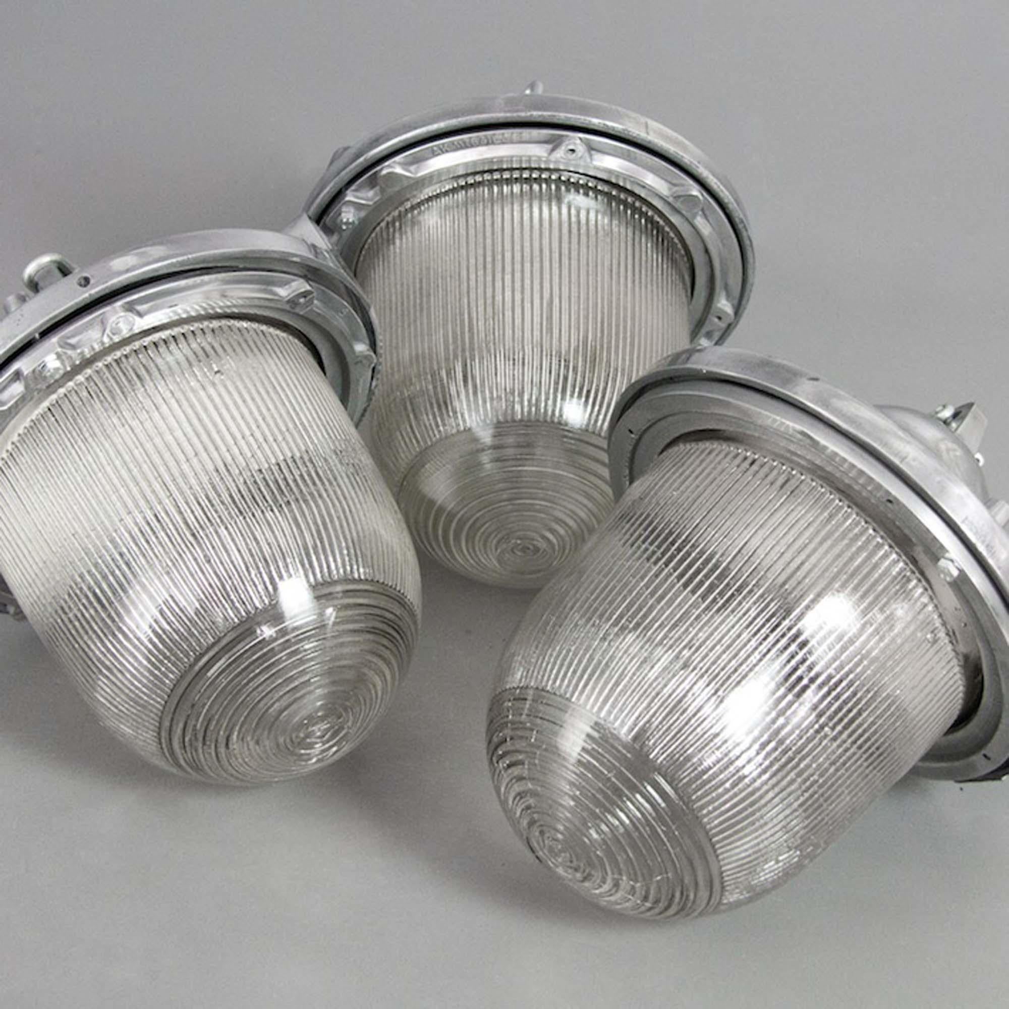 Lampada a sospensione industriale in alluminio e vetro prismatico di Polam In condizioni buone in vendita a Leicester, Leicestershire