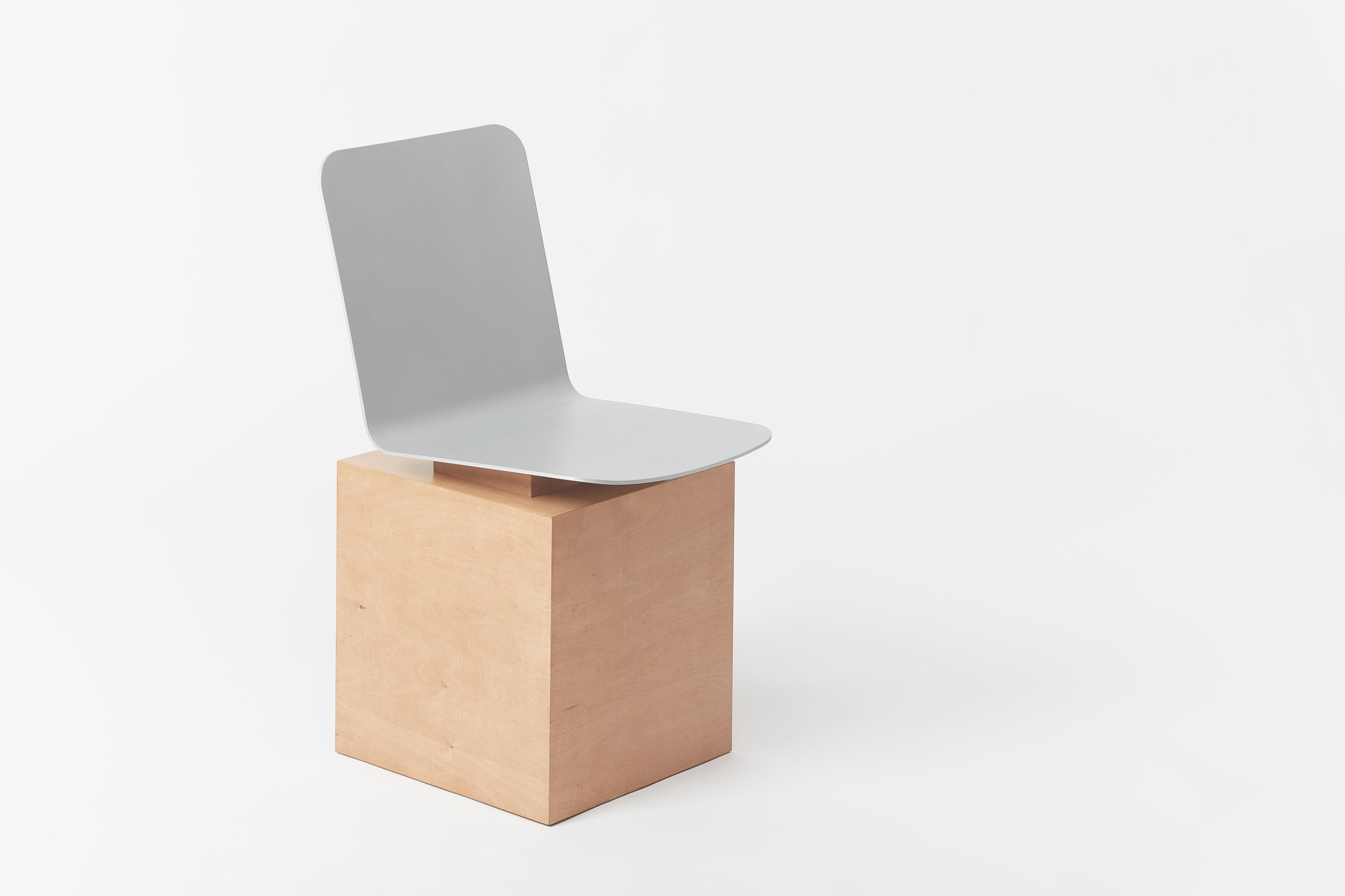 Peana ist ein minimalistisches Design, das das Sitzen auf seine reinste Form reduziert. Das Gestell aus massivem Birkenholz bietet eine robuste und natürliche Basis, während seine warmen Naturtöne mit dem industriellen Aluminiumblech kontrastieren,