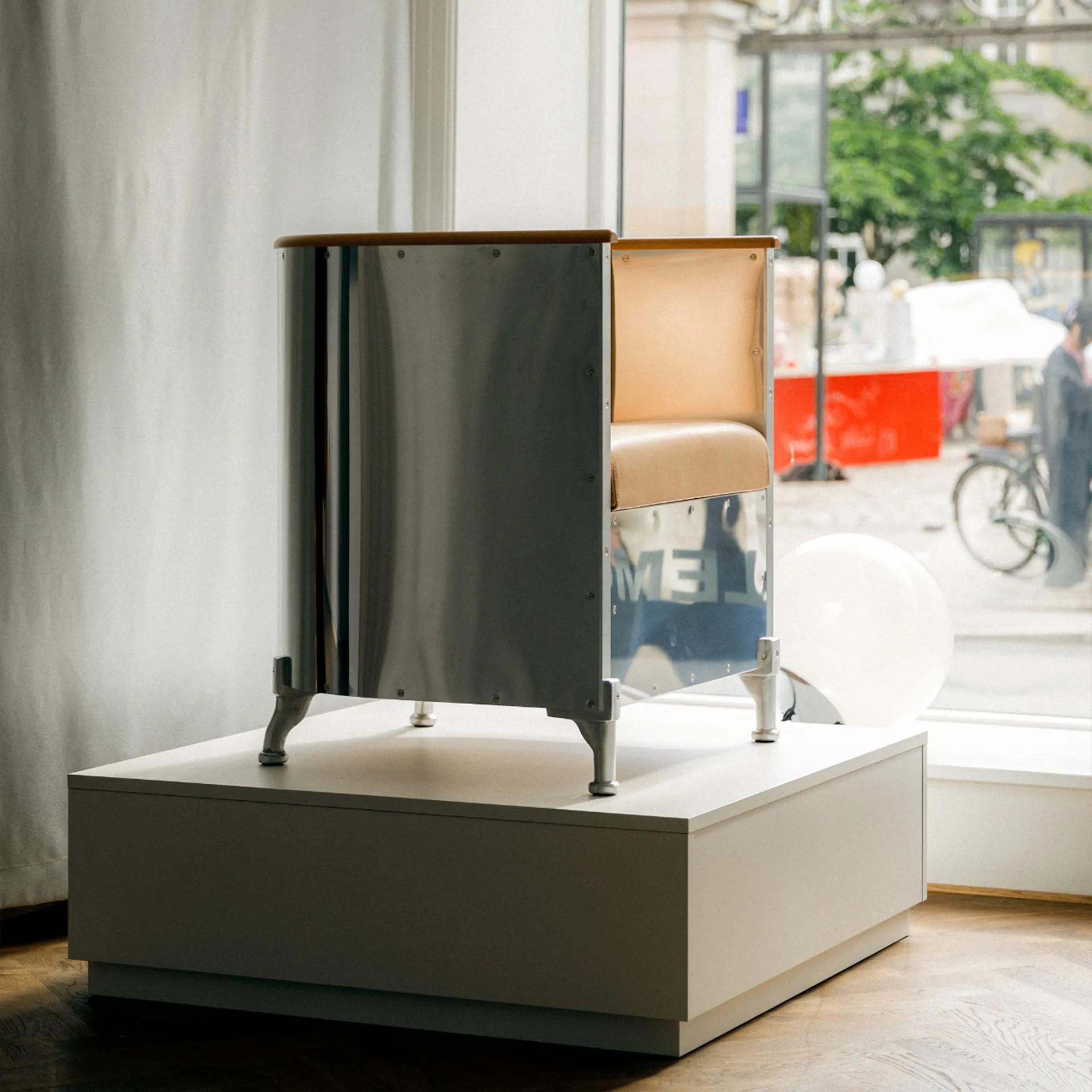 Poltrona in alluminio spazzolato opaco o lucidato con opzioni in pelle in vendita 2