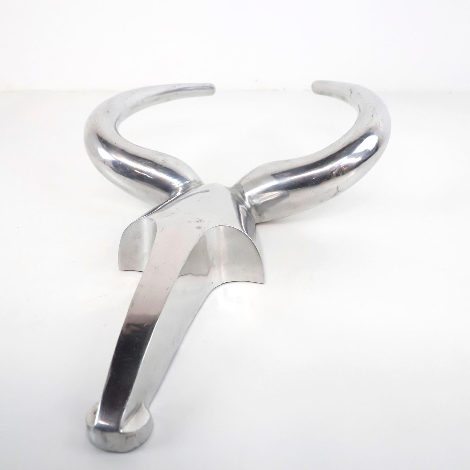 We offer this Bull Head made in solid aluminium with abstract shapes and ready for hang in your wall.
