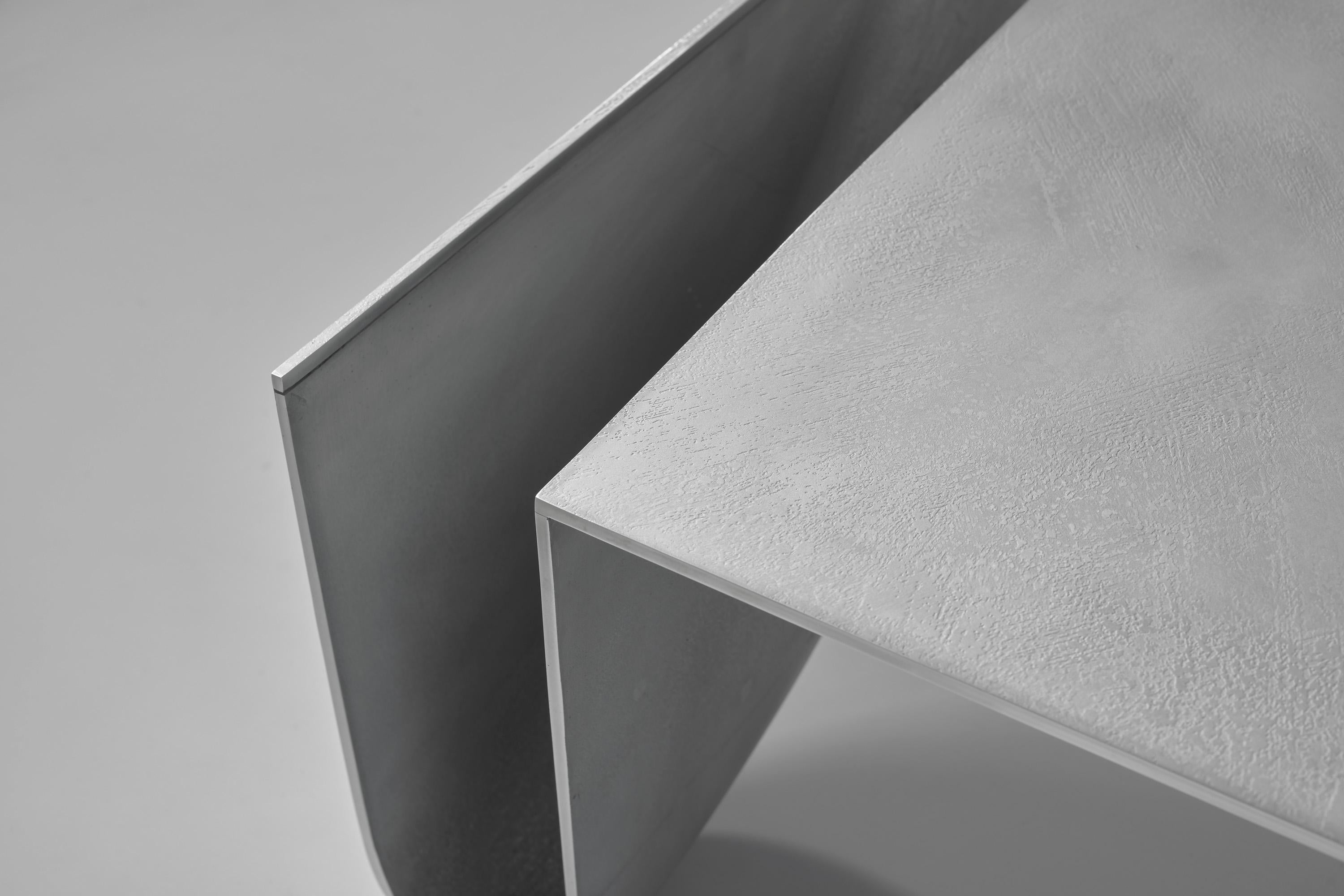 Table basse bb architecturale en fonte d'aluminium gris en vente 3