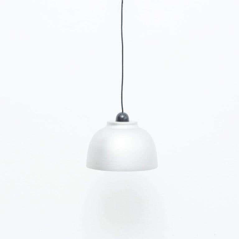 Lampada da soffitto di produttore sconosciuto, circa 1960.  In condizioni originali, con lievi usure dovute all'età e all'uso, che conservano una bella patina.  Materiali: Alluminio  Dimensioni: Ø 30,5 cm x H. 25 cm  L'elettrificazione è stata
