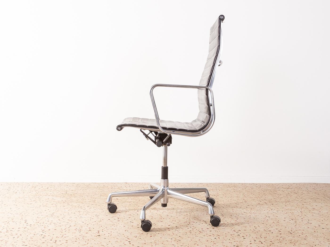 luminum Chair 119 von Charles und Ray Eames für Vitra mit originalem schwarzem Lederbezug. Die Seitenprofile, Armlehnen und Clamps sind aus poliertem Aluminiumdruckguss gefertigt und verchromt. Das Untergestell ist ein 5-Stern-Untergestell mit