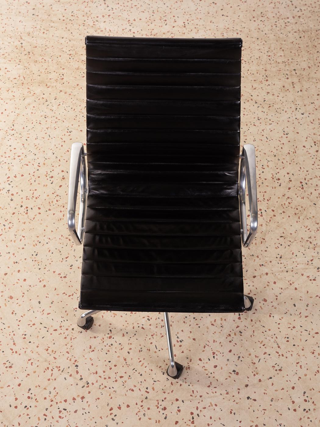  Chaise en aluminium 119, Charles and Ray Eames, Vitra  en vente 2