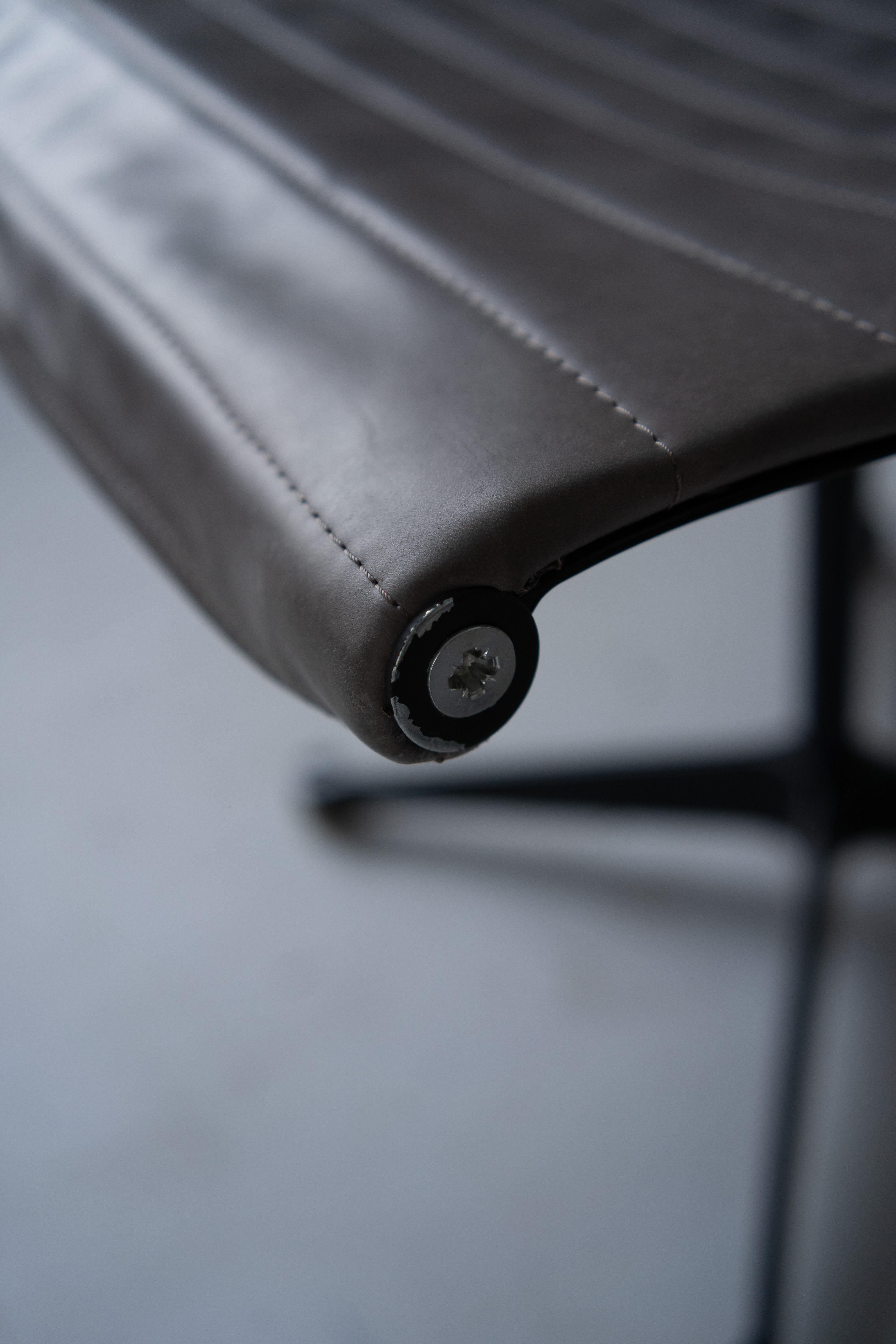 Chaise en aluminium de Charles and Ray Eames, ensemble de 2 chaises en vente 4