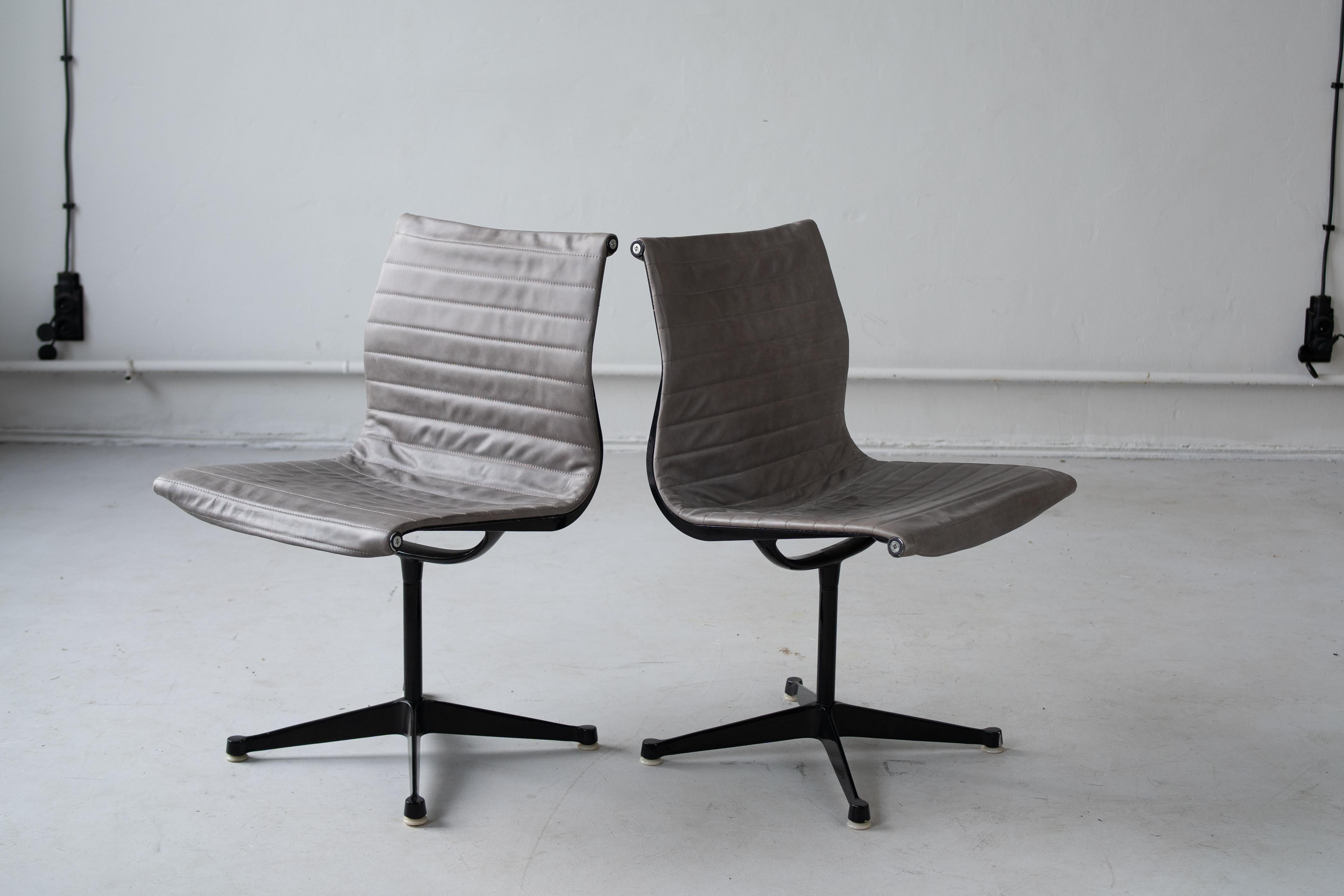 Mid-Century Modern Chaise en aluminium de Charles and Ray Eames, ensemble de 2 chaises en vente